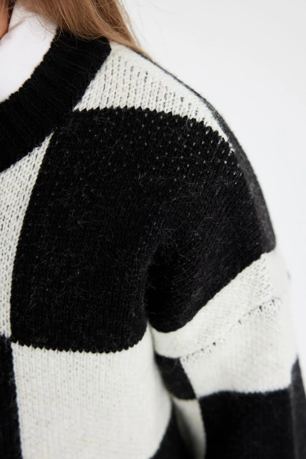 DeFacto  Mädchenpullover mit normaler Passform und Rundhalsausschnitt