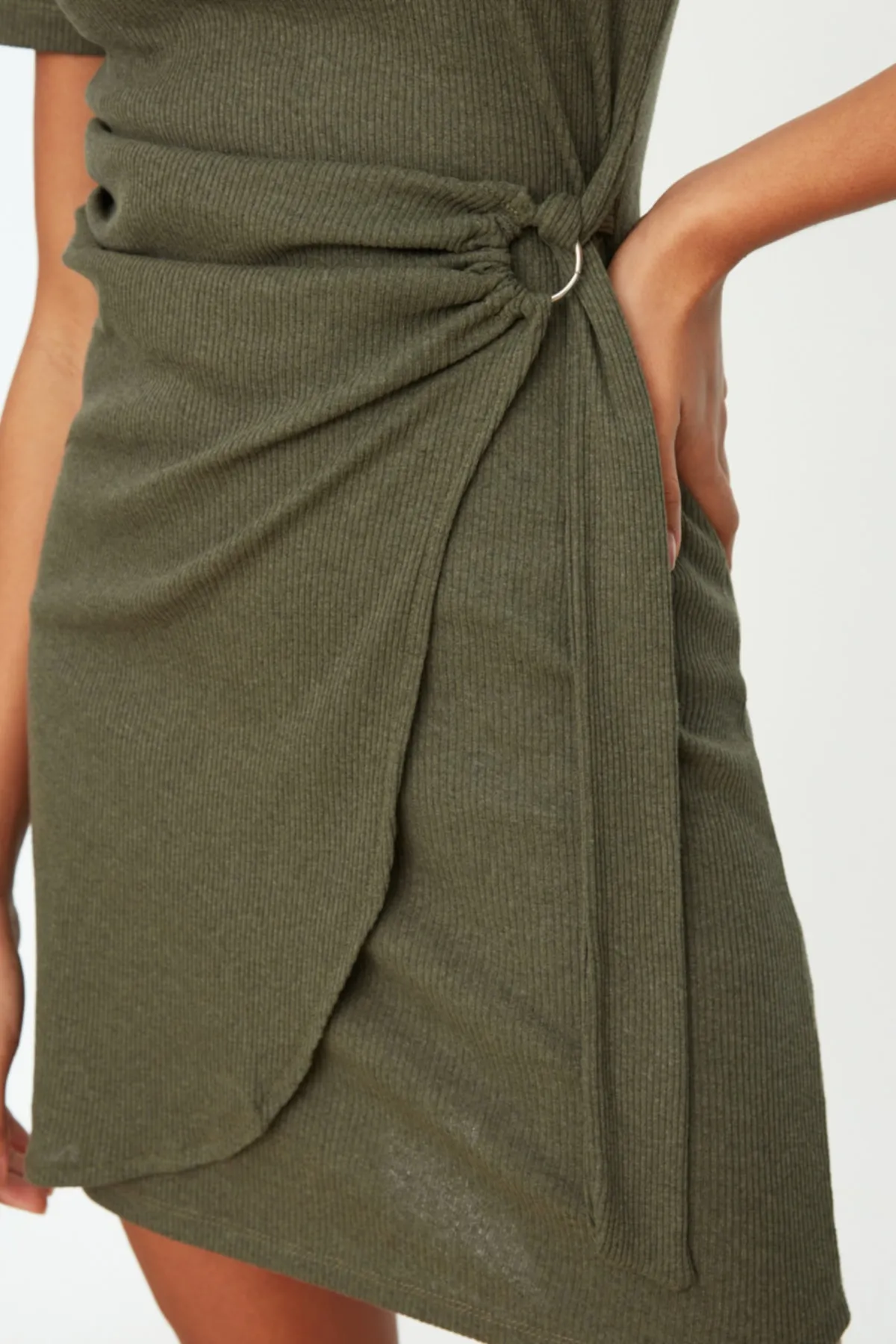 Trendyol Collection  Khakifarbenes, detailliertes Mini-Strickkleid mit Rundhalsausschnitt und Strickoptik TWOSS22EL0751