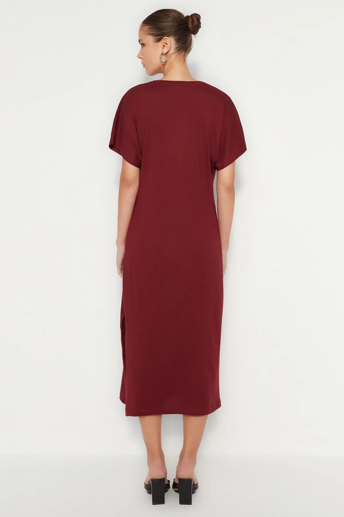 Trendyol Collection  Burgunderrotes, tailliertes Midi-Bleistiftkleid aus 100 % Baumwolle mit Schlitz und Bindedetail TWOSS21EL0404