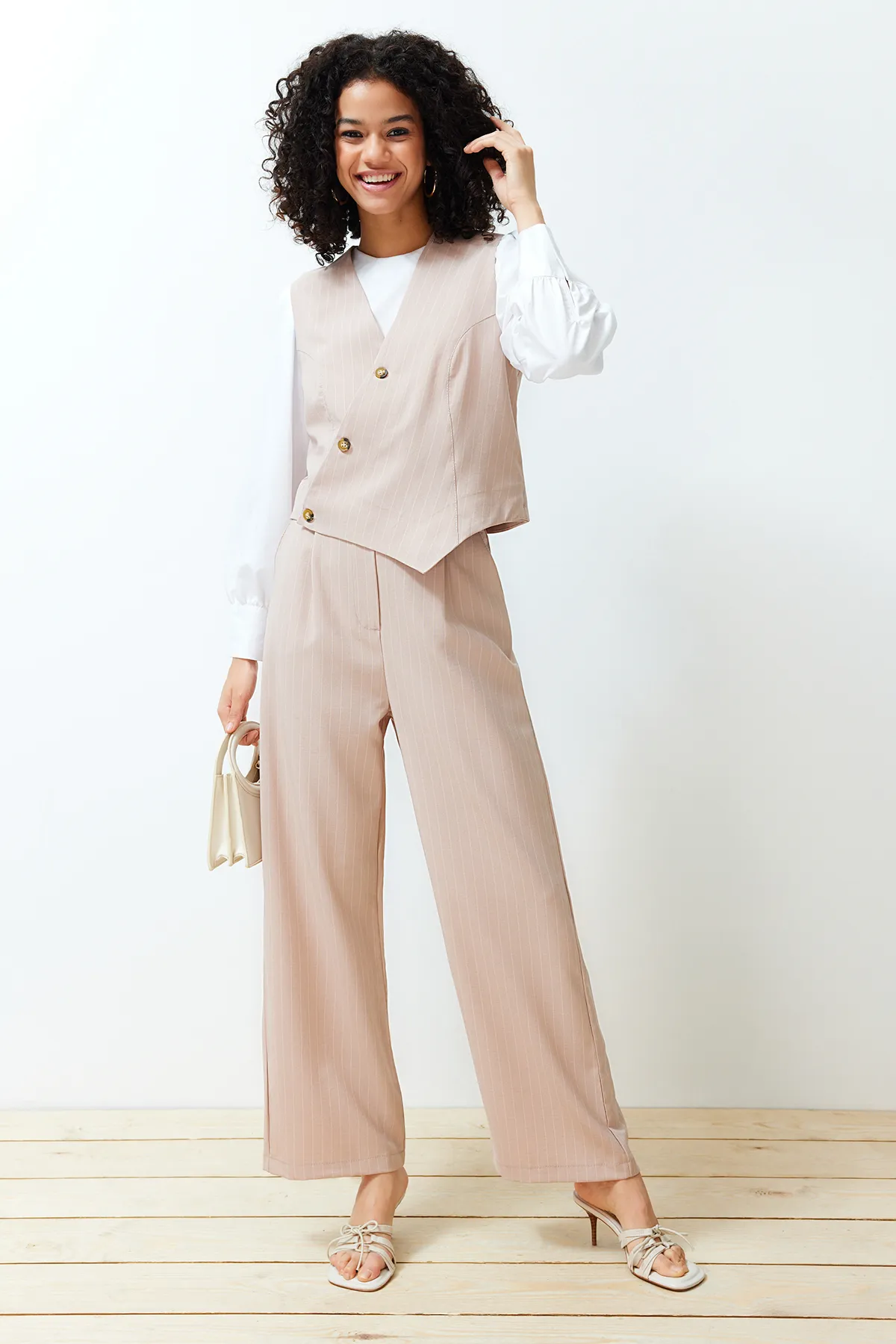 Trendyol Modest  Steinfarbenes Set mit zweireihiger Weste und Hose aus gewebtem Unterteil und Oberteil TCTSS24US00032