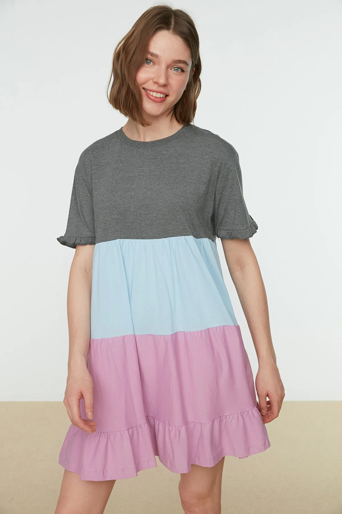 Trendyol Collection  Anthrazitfarbenes Strickkleid mit Farbblockmuster TWOSS20EL1638