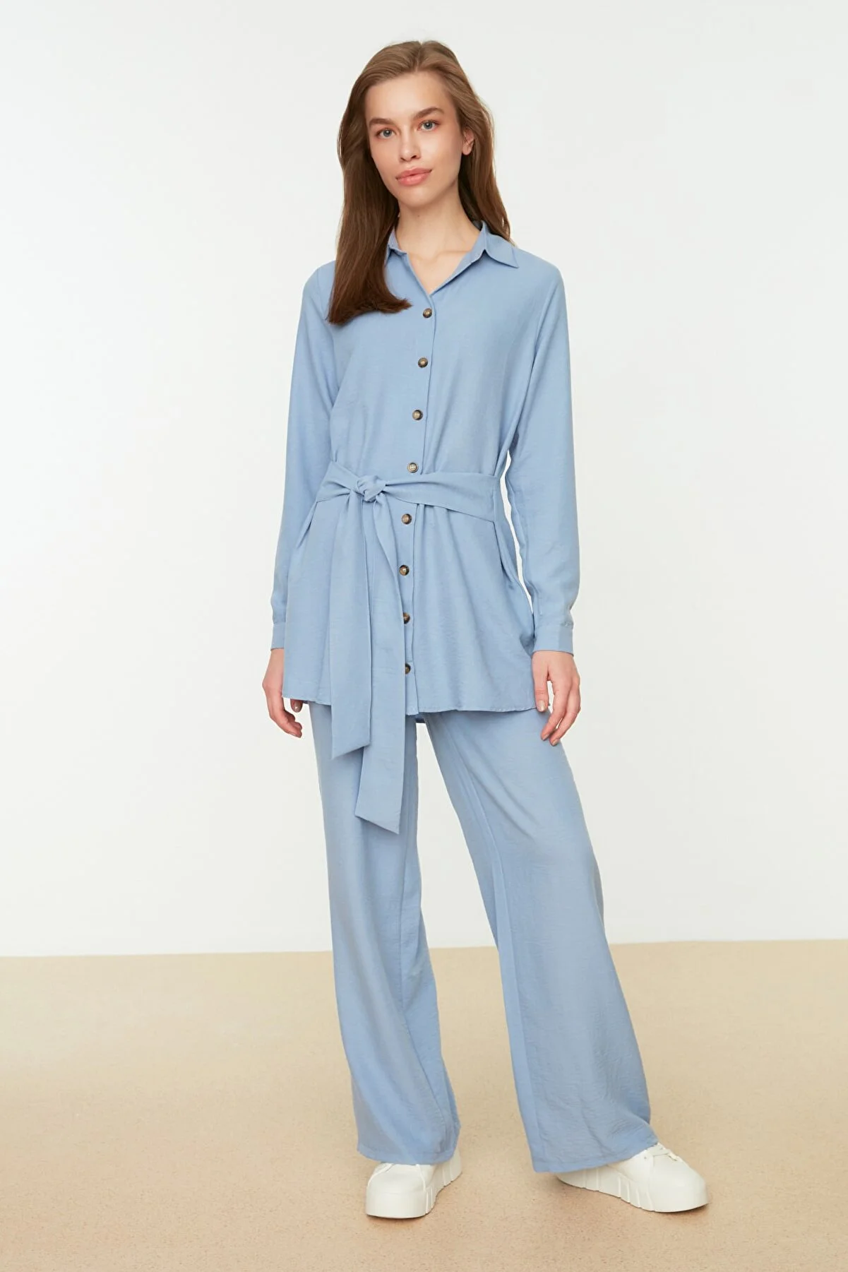 Trendyol Modest  Blaues Aerobin-Hemd-Hosen-Set aus gewebtem Stoff mit weitem Bein und Gürtel TCTSS22US0067