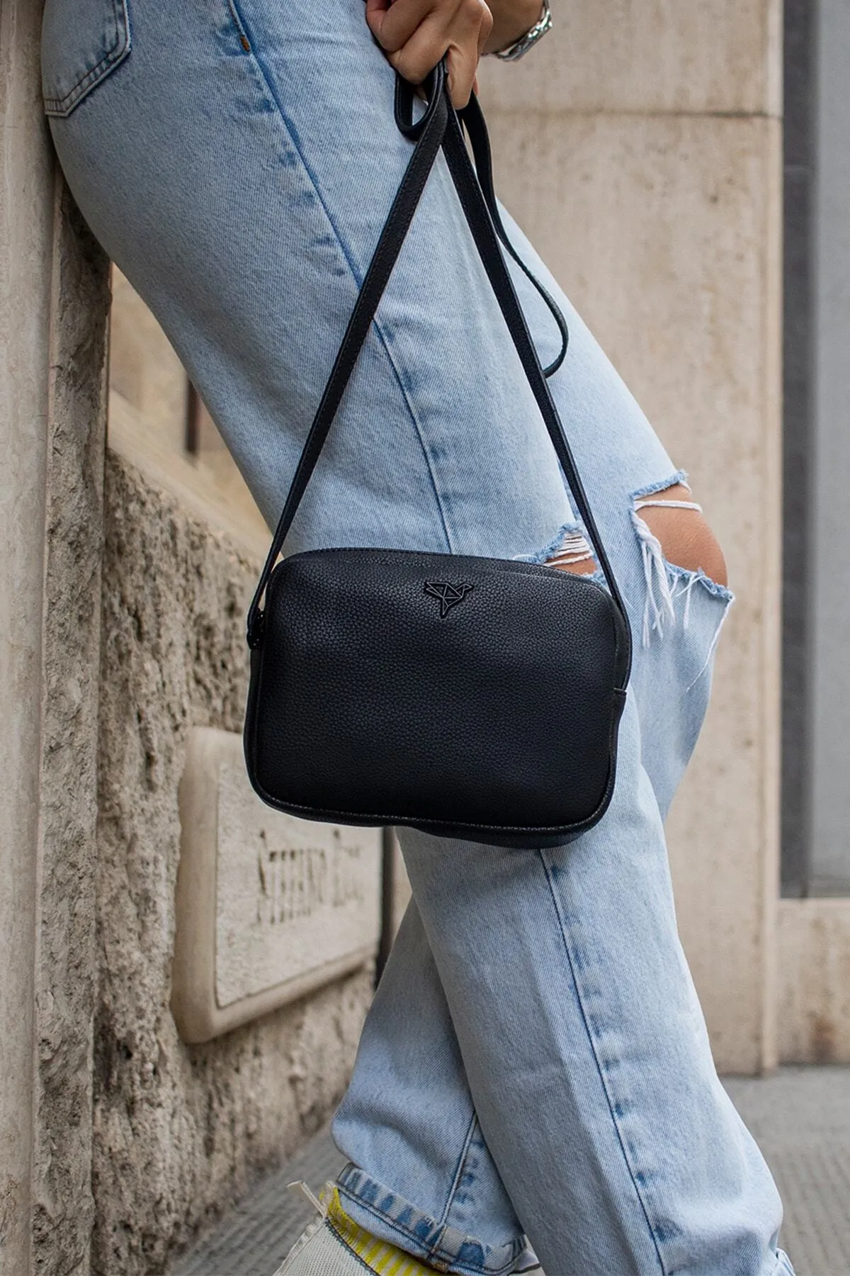 Garbalia  Liberty Black Damen-Minitasche mit Reißverschluss, verstellbarem Schultergurt mit Kreuzgriff
