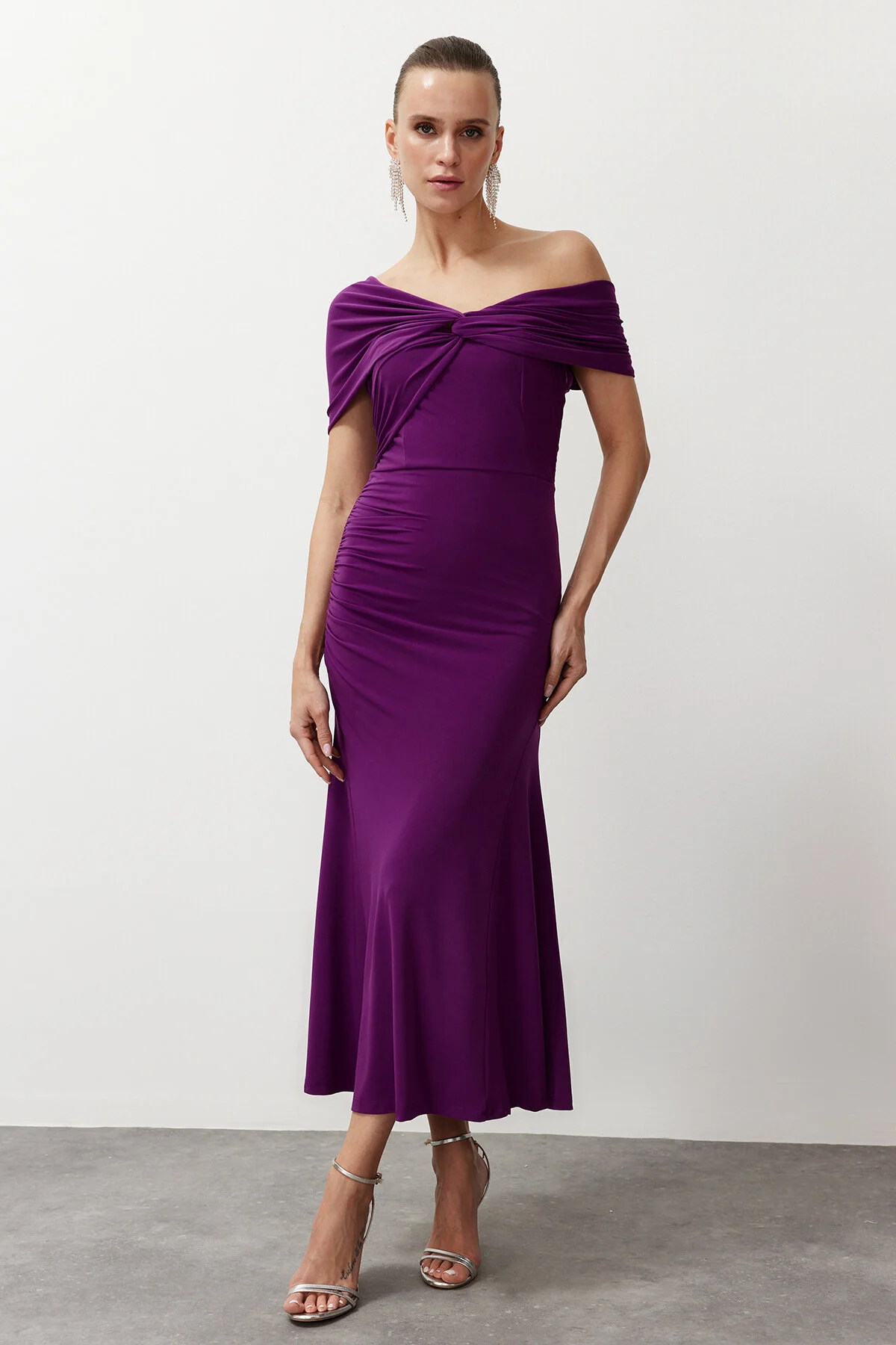 Trendyol Collection  Lilafarbenes, asymmetrisches Strick-Abendkleid mit stilvollem Kragen TPRSS24EL00046