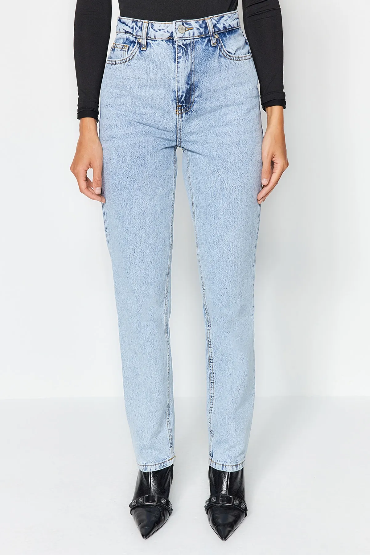 Trendyol Collection  Blaue gerade Jeans mit hoher Taille TWOSS22JE0250