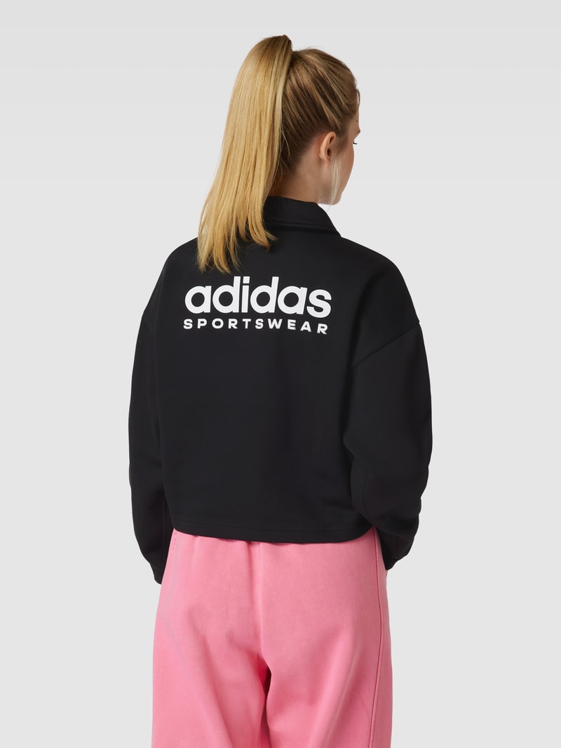 Cropped Sweatshirt mit rückseitigem Label-Print in schwarz