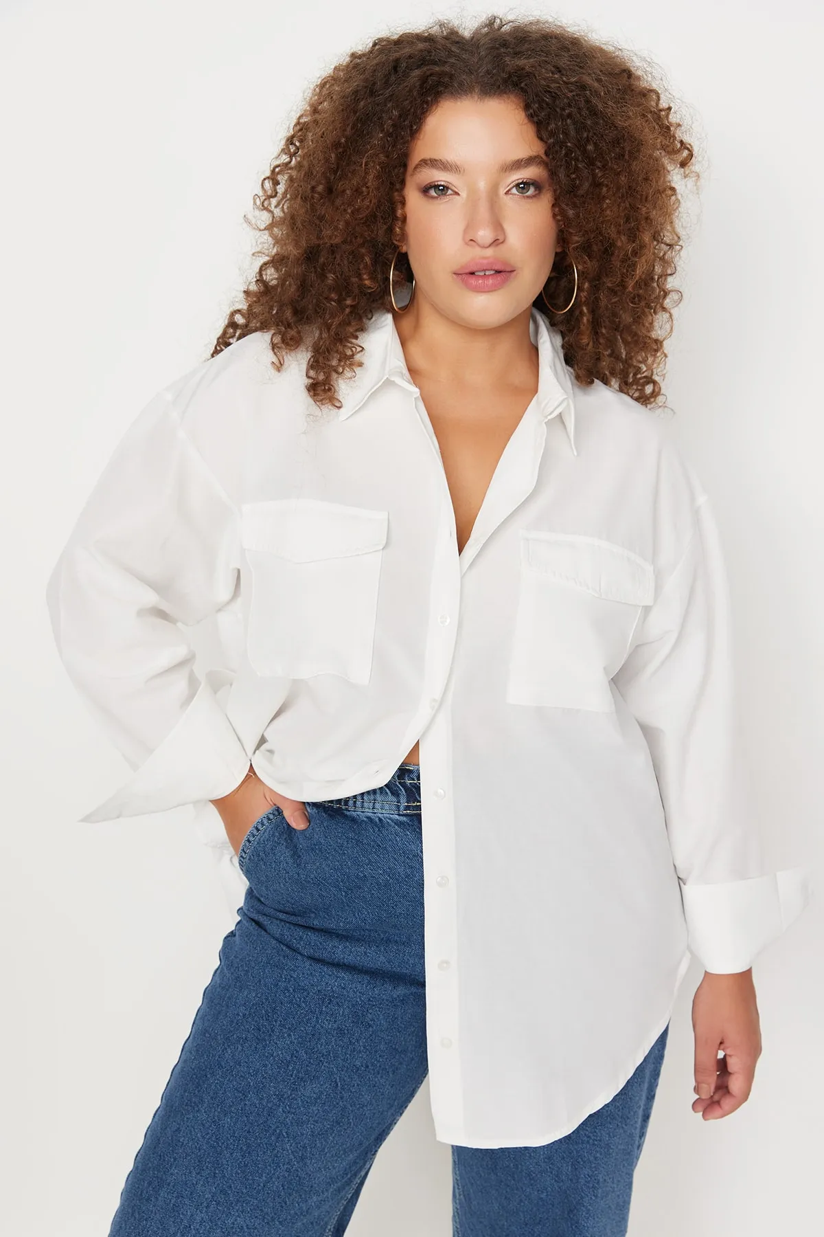 Trendyol Curve  Ecrufarbenes Popeline-Hemd mit gewebter Tasche TBBAW23AX00013