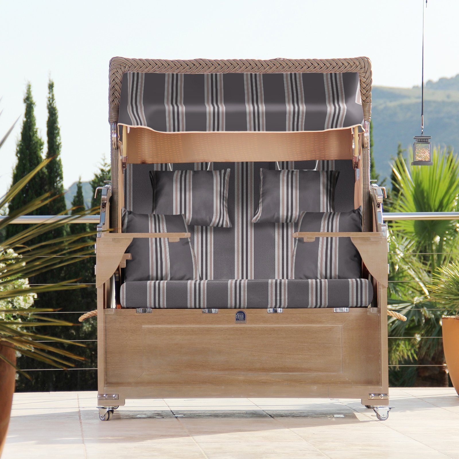 DERKORB Strandkorb Premium Strandkorb Ostsee XXL Volllieger, 2,5 Sitzer mit Bullauge, Volllieger, Ostsee Modell 2,5 Sitzer, (1-tlg), schwenkbare Bistrotische, inkl. premium Schutzhülle, montiert