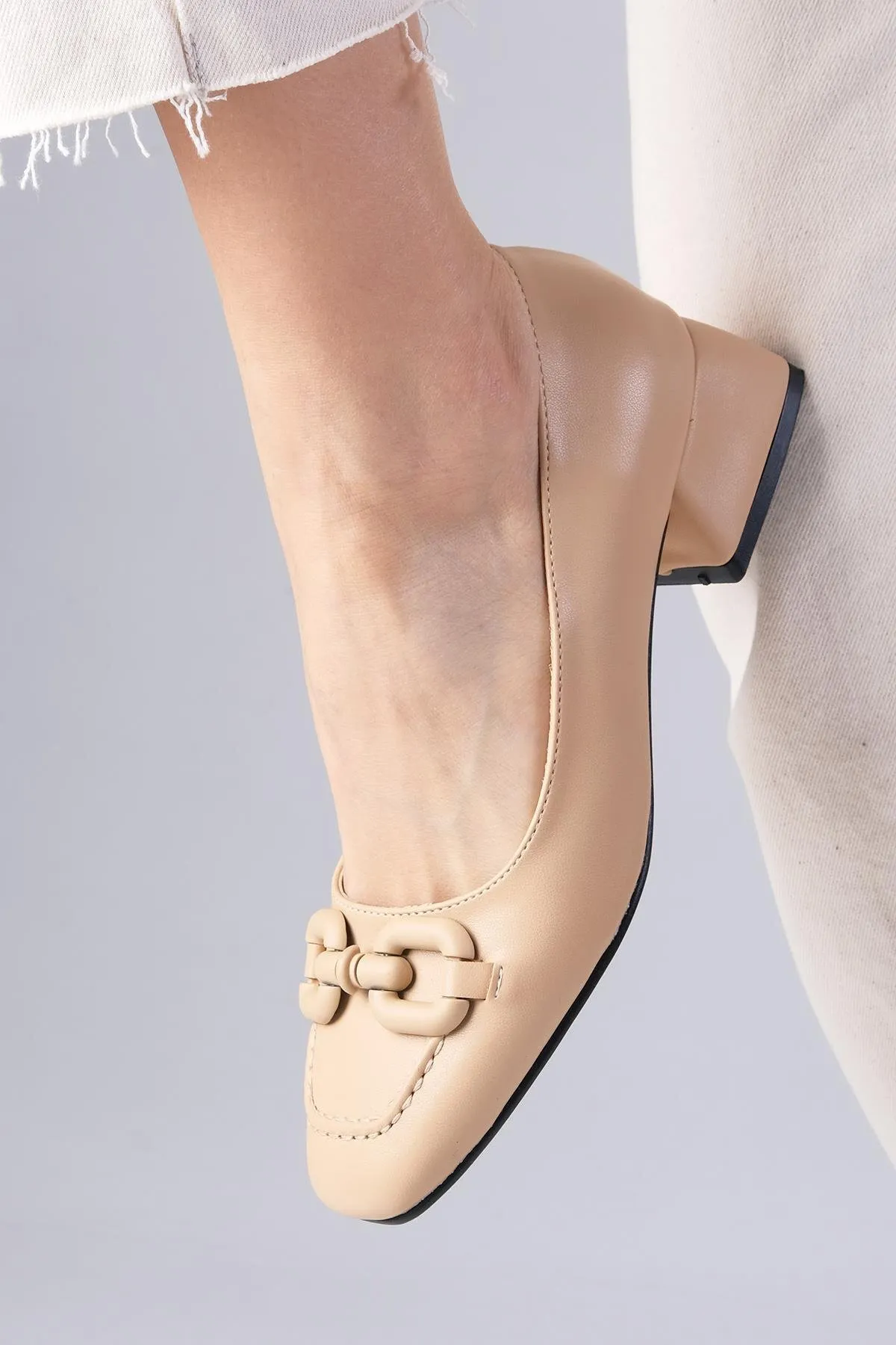 Mio Gusto  Dolly Ten Regi Damenschuhe mit kurzem Absatz und Schnallenzubehör