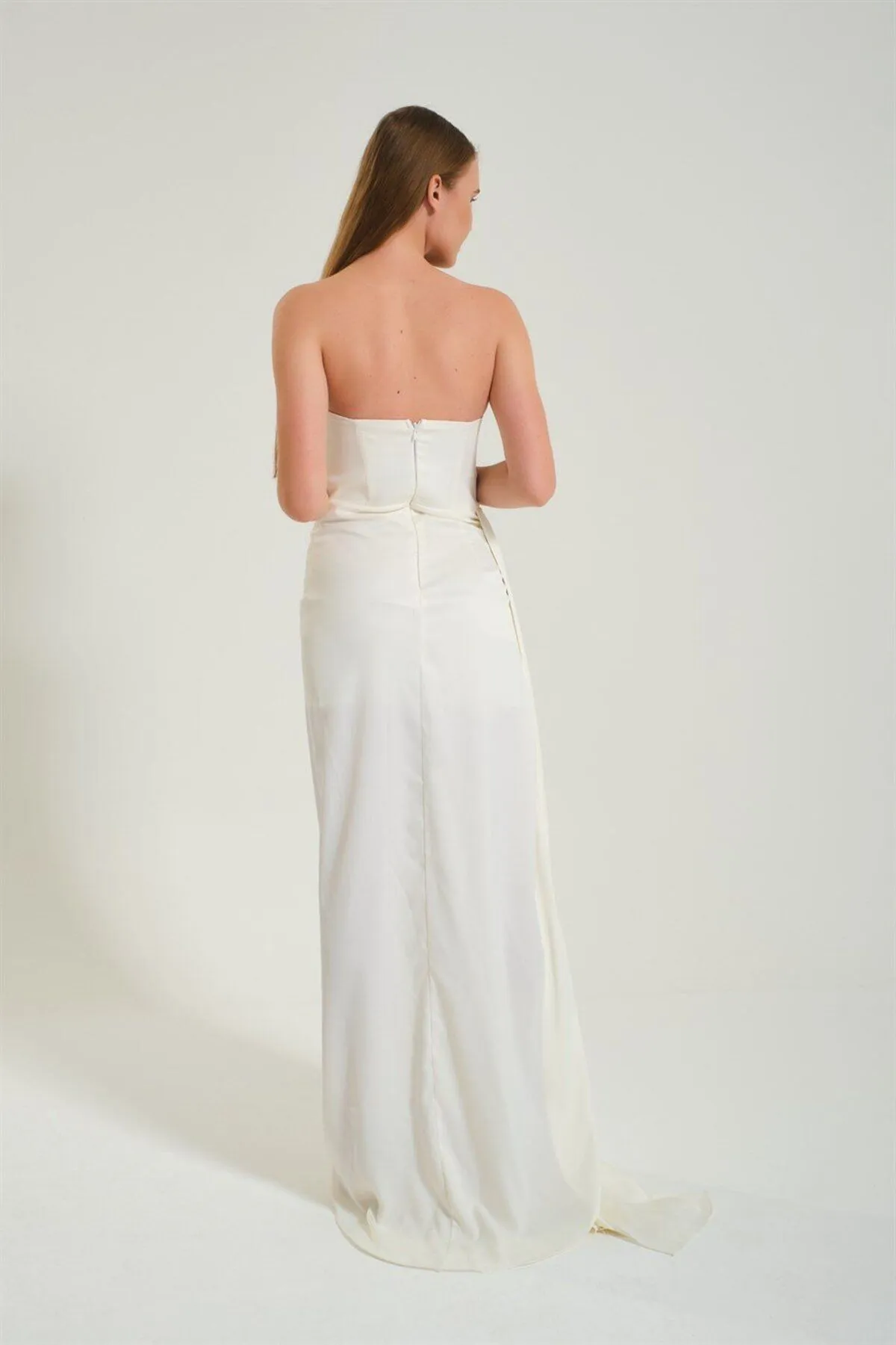 Carmen  Ecrufarbenes, geschlitztes Satin-Abendkleid für Outdoor-Shootings