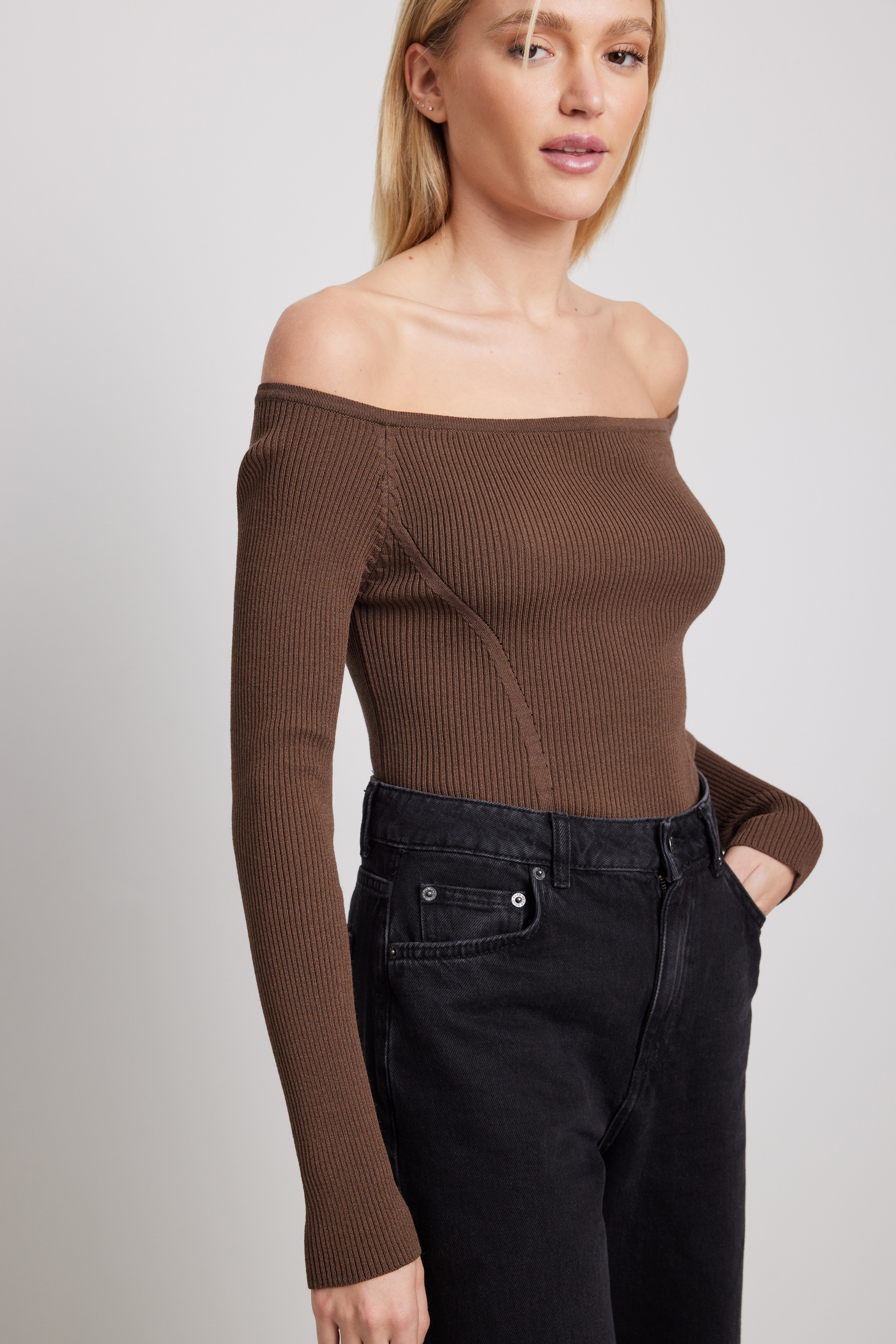 Fein gestricktes schulterfreies Top