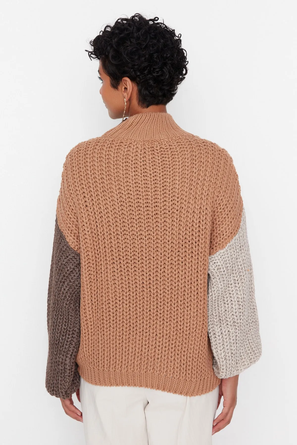 Trendyol Collection  Kamelfarbener, weich strukturierter Strickpullover mit Farbblockdesign und weiter Passform TWOAW21KZ0271