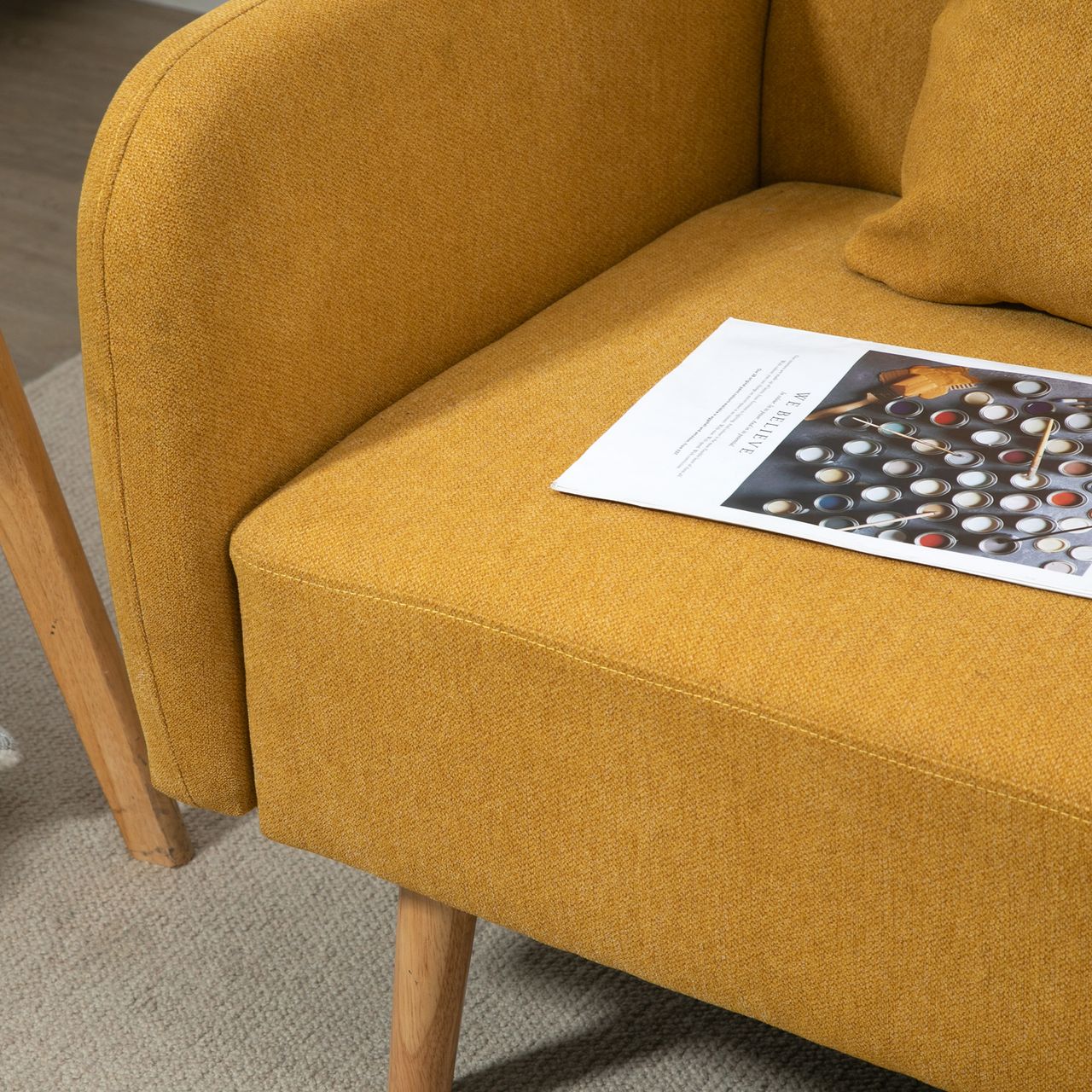 HOMCOM Doppelsofa Polsterung mit Kissen Stoff Loveseat kompaktes Design Moderne Zweisitzer einstellbare Höhe der Fußrasten samtartiges Polyester Gummiholz Schaumstoff Natur Gelb 130 x 70 x 80 cm