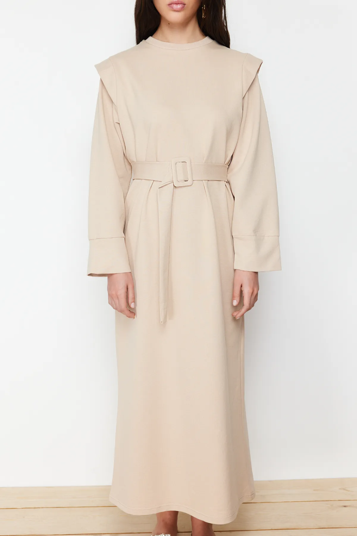 Trendyol Modest  Beigefarbenes Strickkleid mit Gürtel und Schulterdetail TCTSS24EB00120