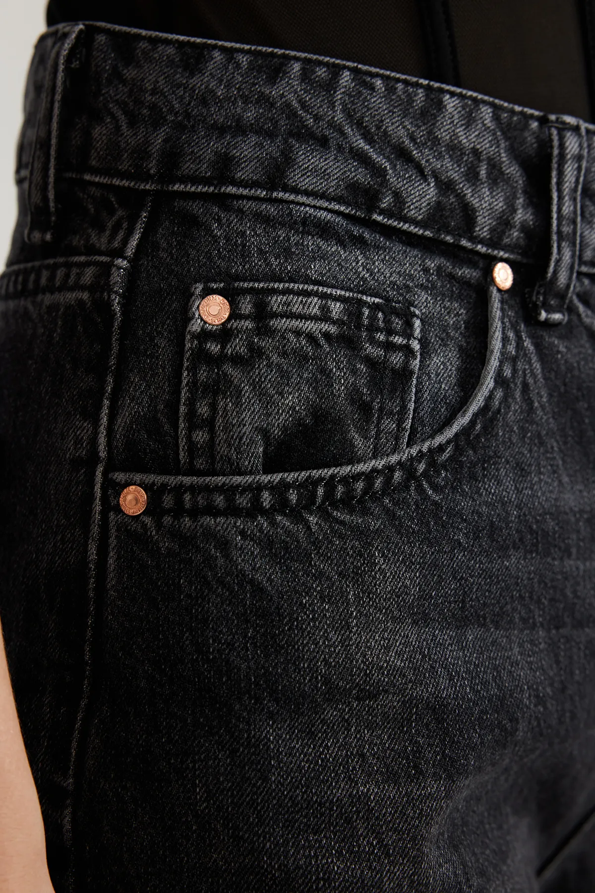 Trendyol Collection  Schwarze Jeans mit hoher Taille und weitem Bein TWOSS24JE00018
