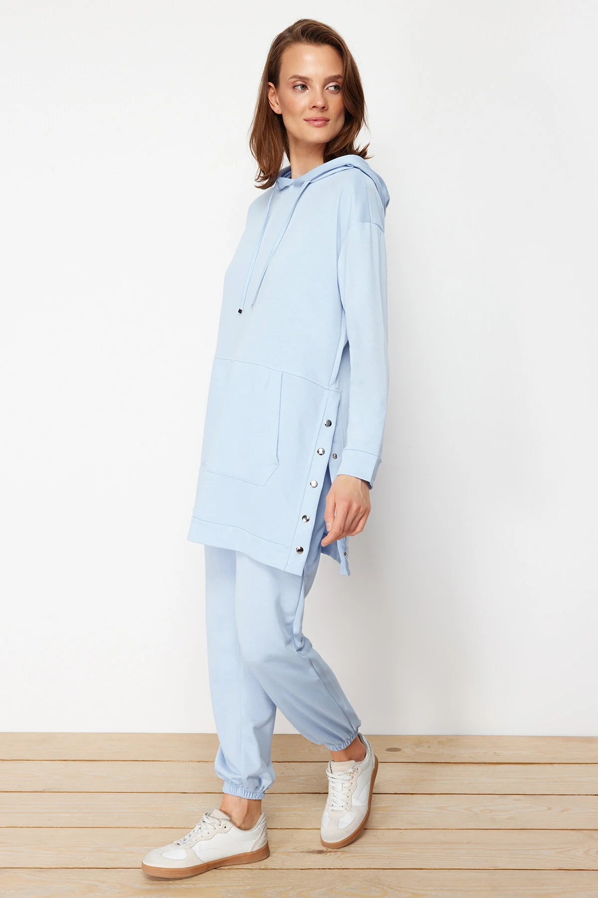 Trendyol Modest  Blaues Jogger-Trainingsanzug-Set mit Kängurutasche und Druckknöpfen und detaillierter Kapuze und Kapuze TCTSS21EM0072