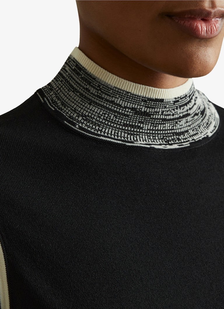 Pulover roz Reiss tricotat fin cu guler înalt scurt