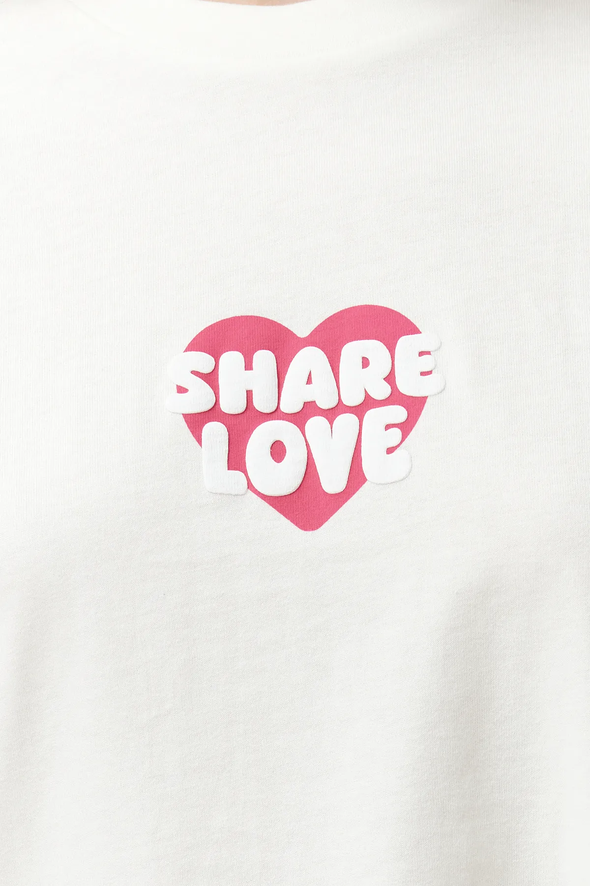 Trendyol Collection  Ecrufarbenes, übergroßes/bequem geschnittenes Strick-T-Shirt aus 100 % Baumwolle auf der Rückseite und der Vorderseite mit Herzmuster TWOSS24TS00236