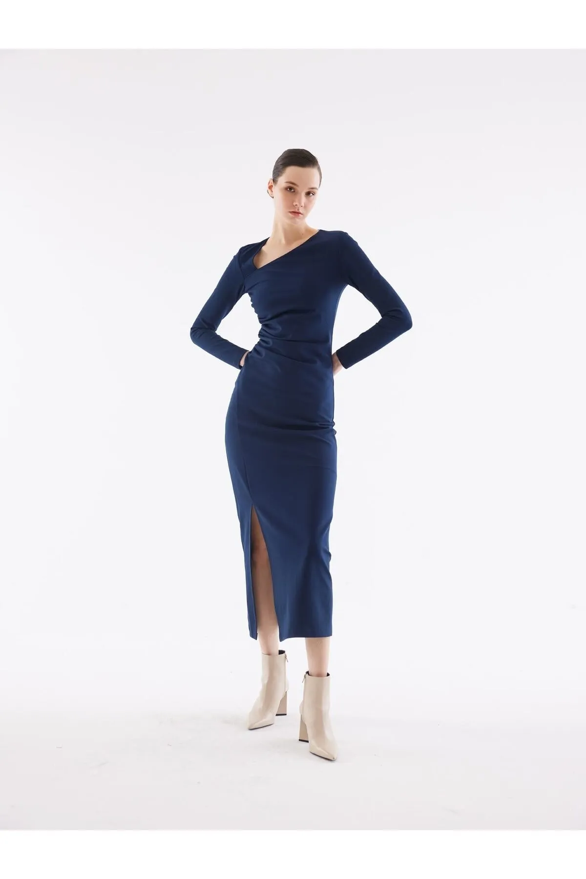 Juste Studio  Marineblaues Schlitzkleid mit asymmetrischem Kragen