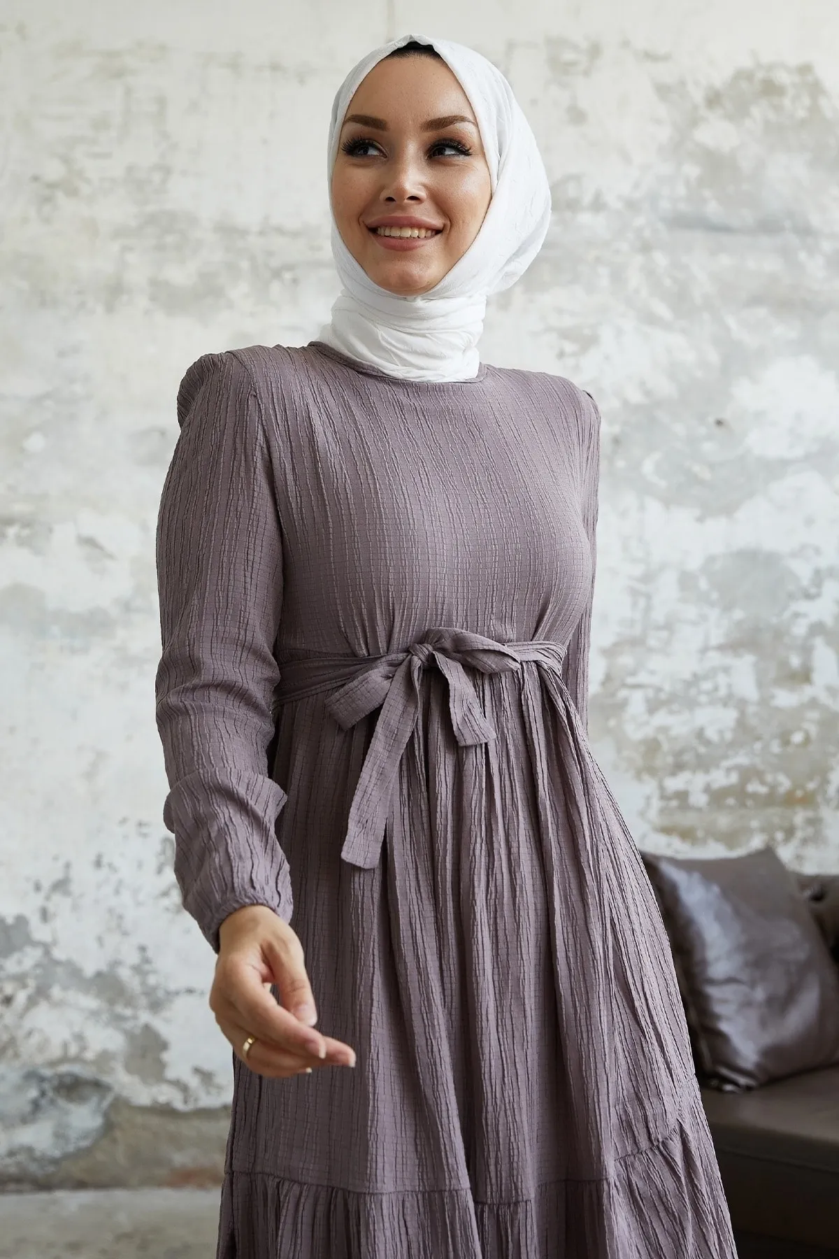 InStyle  Almisa Seersucker-Kleid mit Gürtel – Milchbraun