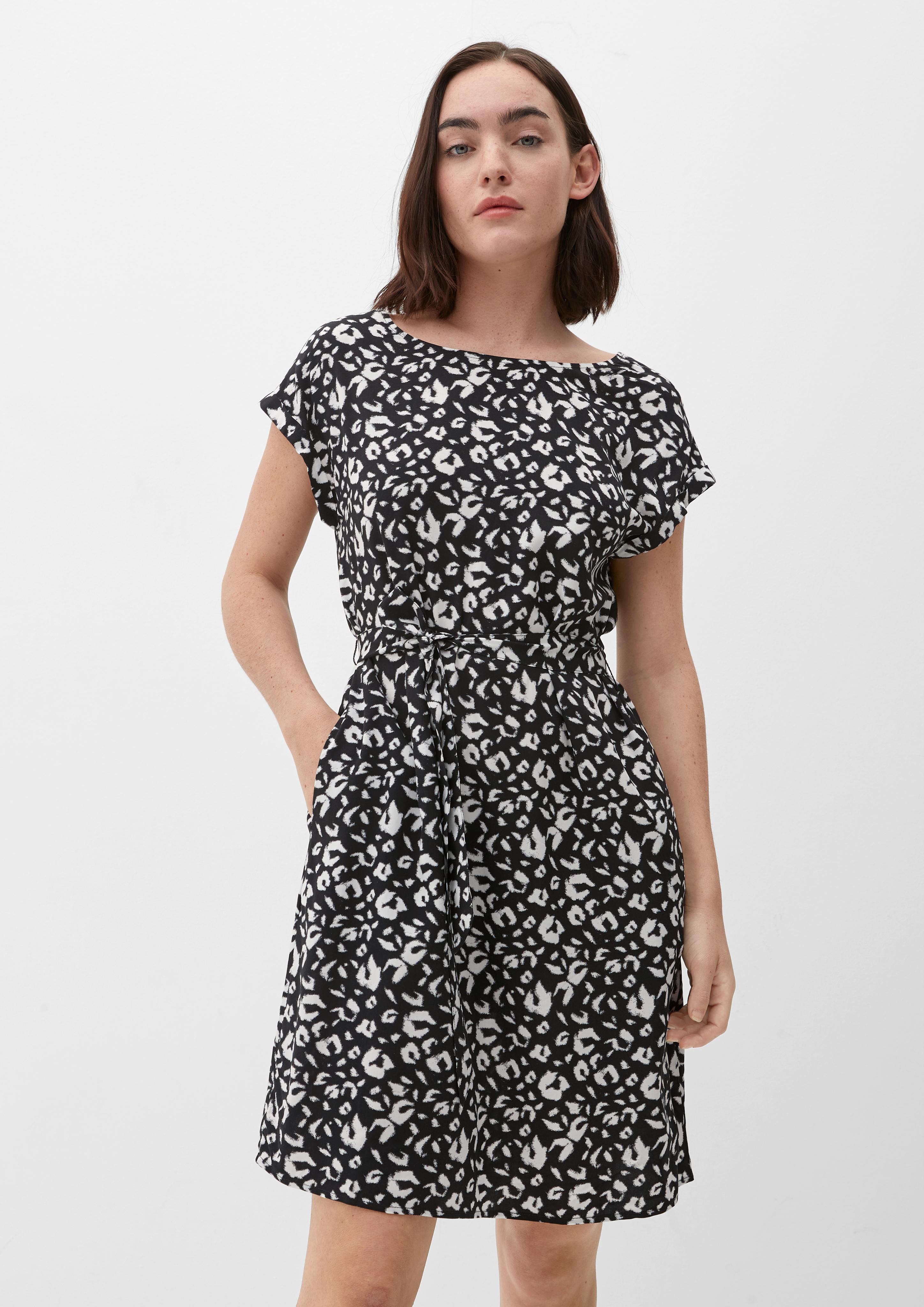 Kurzes Kleid mit Binde-Detail  2132623-99A6