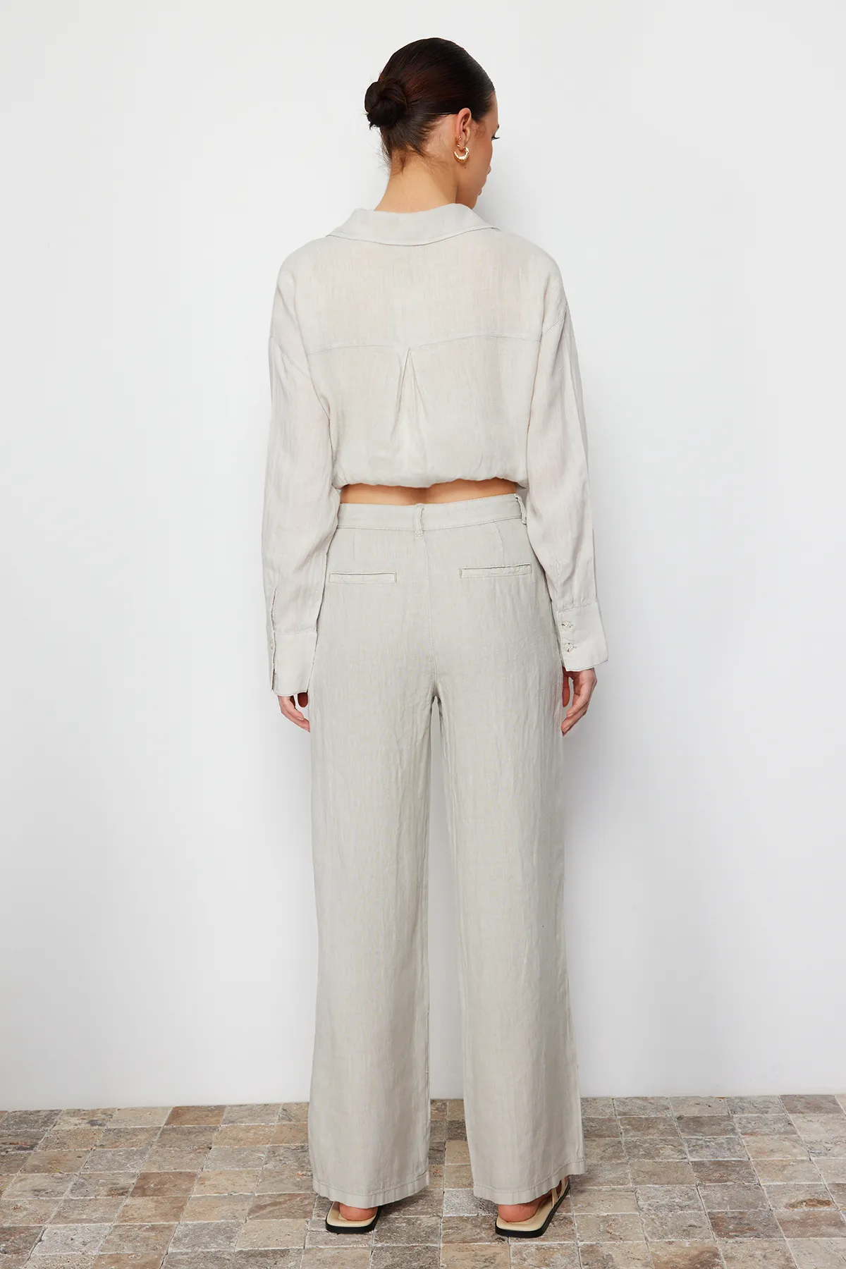 Trendyol Collection  Graue Plisseehose aus 100 % Leinen mit hoher Taille und weitem Bein TWOSS24JE00245