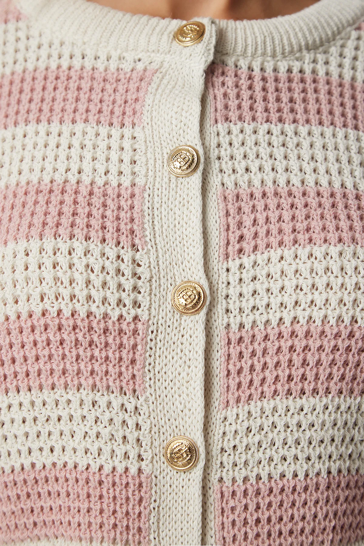Happiness İstanbul  Kurzer Cardigan aus gewelltem Strick mit cremefarbenen Metallknöpfen für Damen, MW00129
