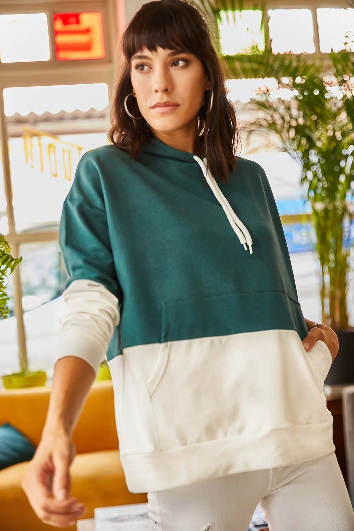 Olalook  Smaragdgrünes, asymmetrisches Kapuzensweatshirt mit Kontrast für Damen SWT-19000228