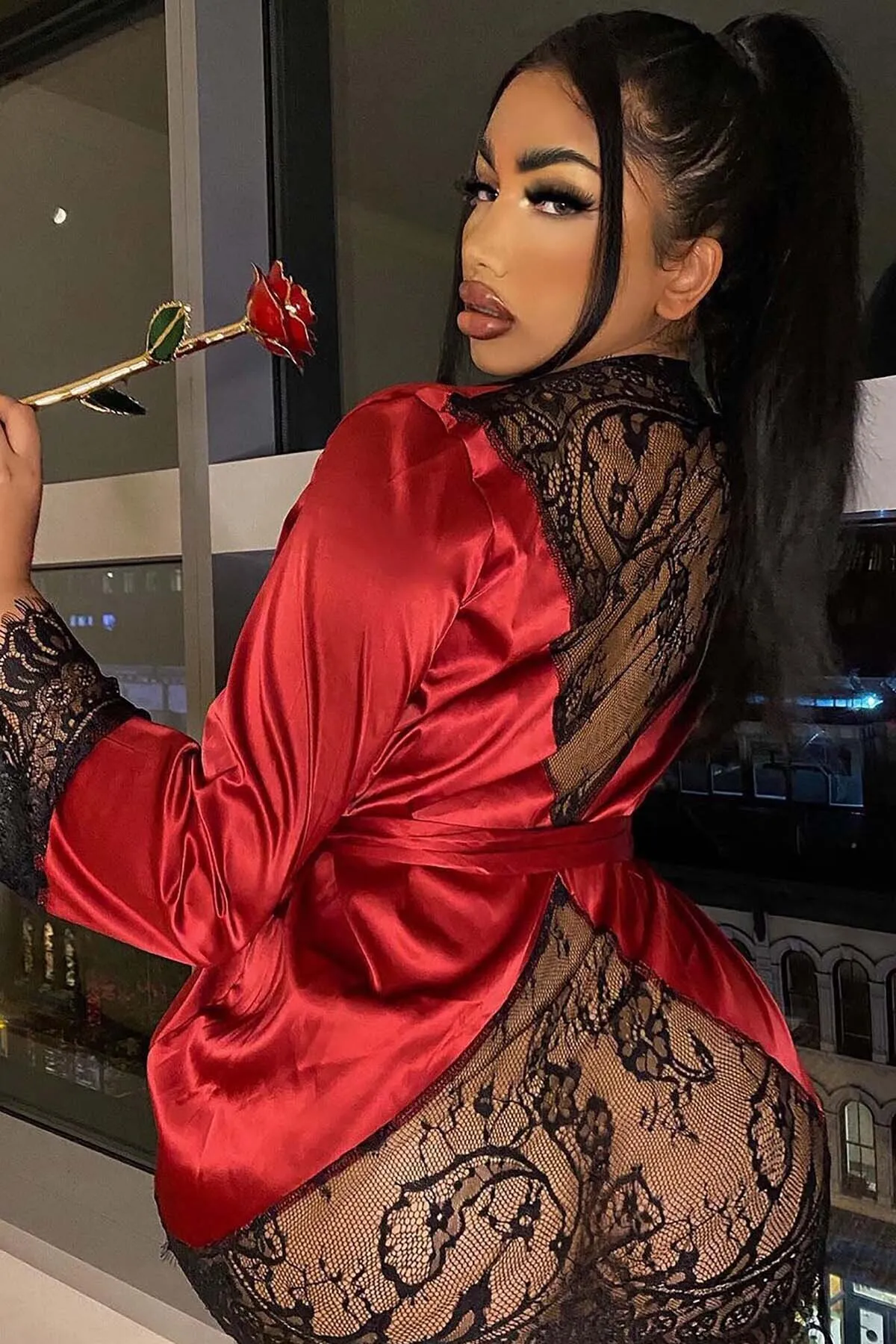 Merry See  Satin-Morgenmantel-Nachthemd-Set mit Spitzendekolleté auf der Rückseite