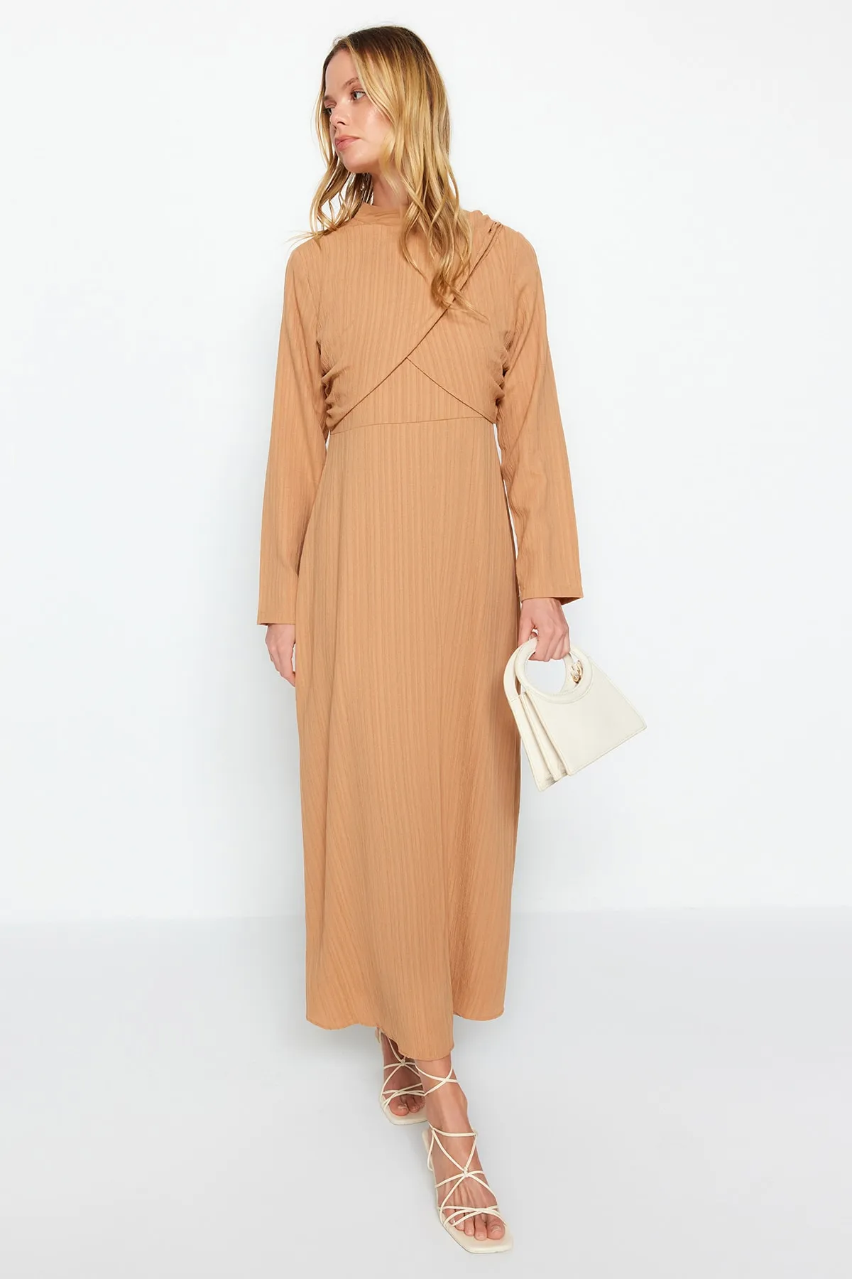Trendyol Modest  Beiges Kleid aus Viskosegewebe mit Zweireiherkragen und Futter aus Mischgewebe TCTSS23EB00375