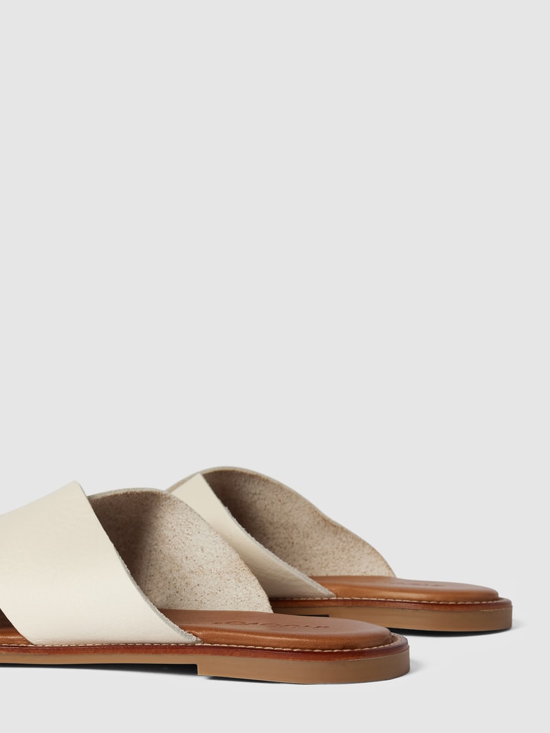 Pantoletten aus Leder mit gekreuzten Riemen in offwhite