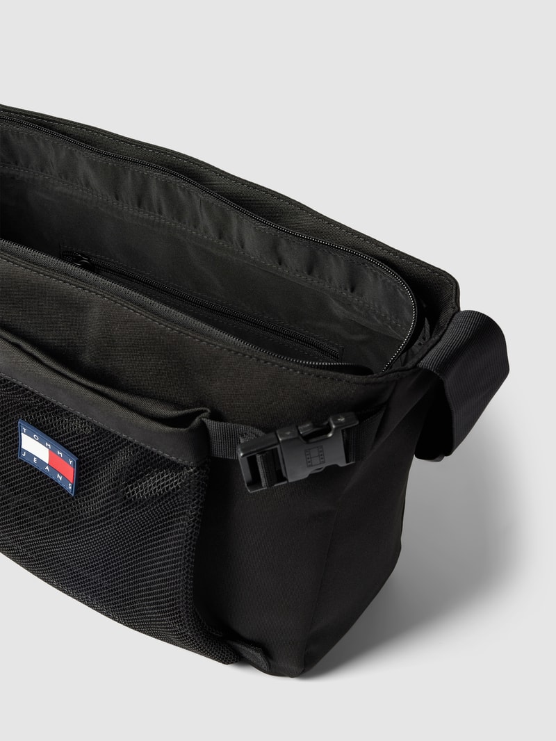 Umhängetasche mit Label-Patch in schwarz