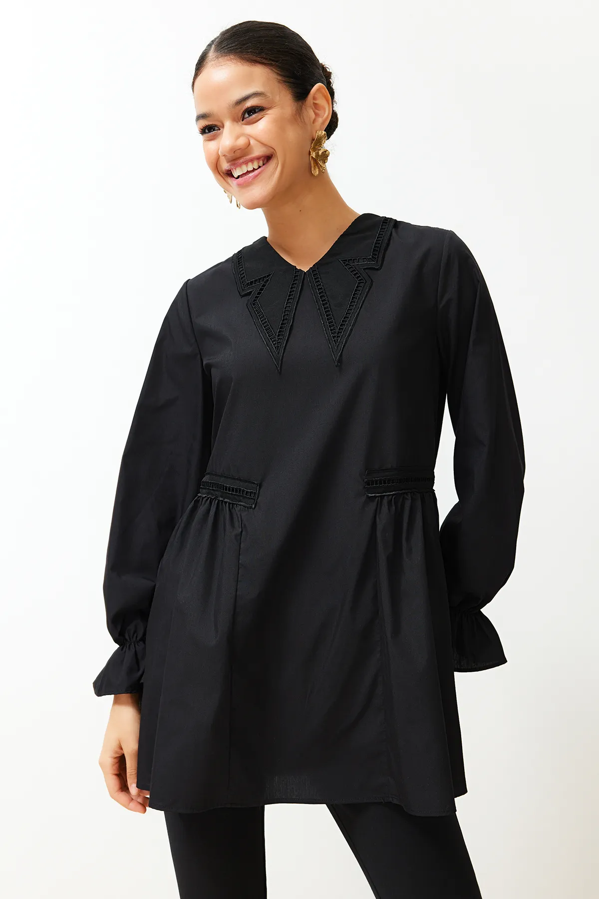 Trendyol Modest  Schwarze Tunika aus gewebter Baumwolle mit Kragendetail TCTSS24UK00001