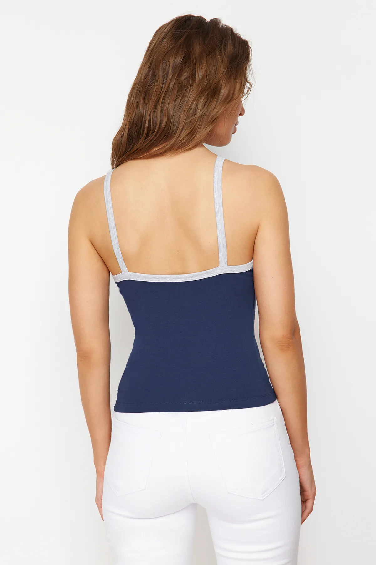 Trendyol Collection  Blaues, figurbetontes Strick-Unterhemd mit quadratischem Ausschnitt und Blockfarben TWOSS24AL00038