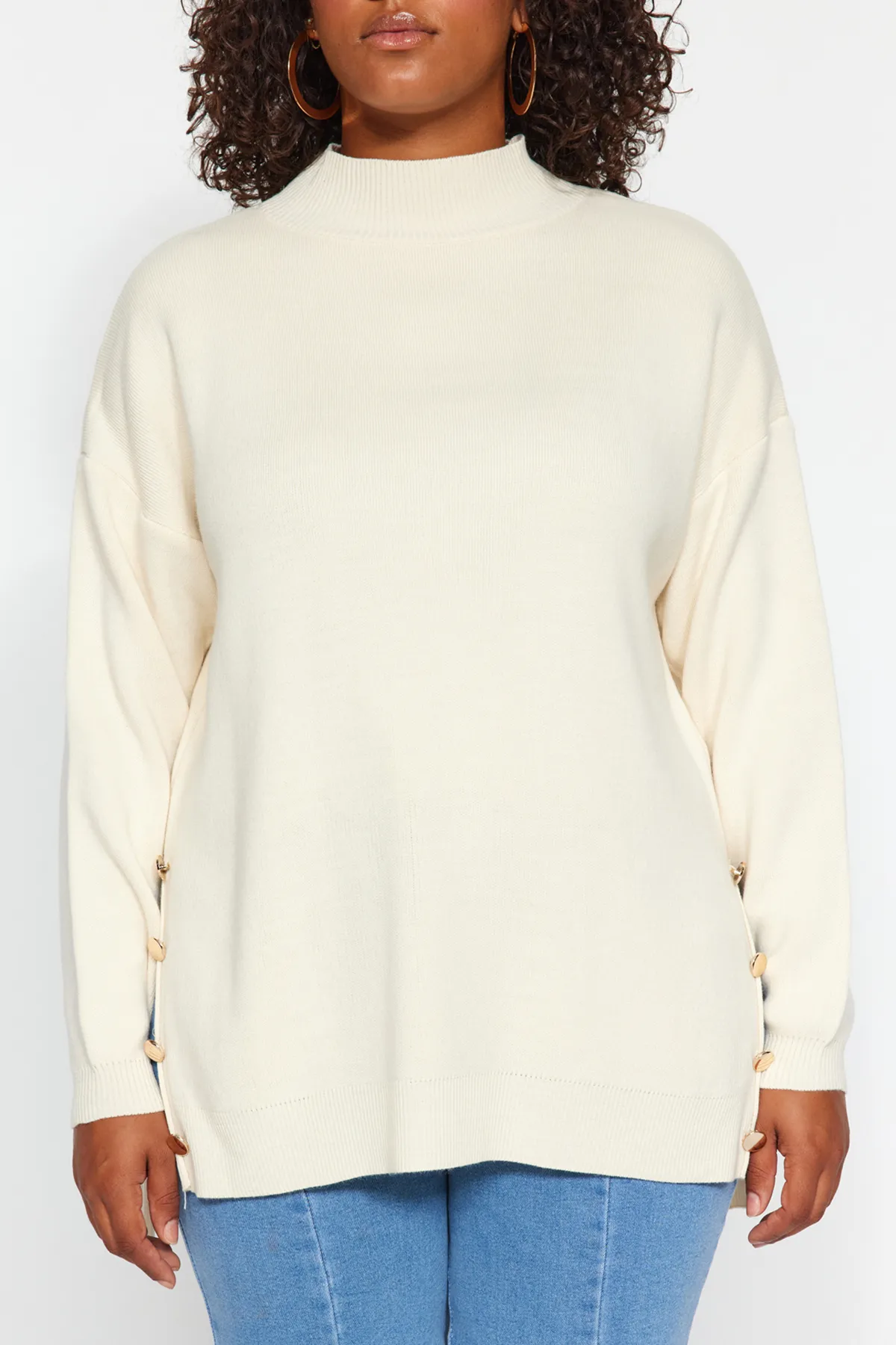 Trendyol Curve  Cremefarbener Rollkragenpullover mit Knöpfen und detailliertem Rollkragen TBBAW24AN00076