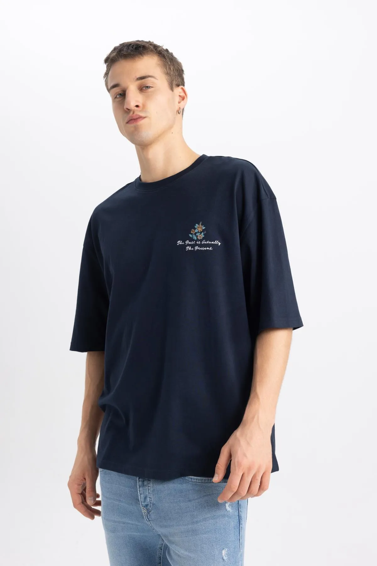 DeFacto  Locker geschnittenes, kurzärmliges T-Shirt mit Rundhalsausschnitt und Rückenaufdruck B4320ax24sp