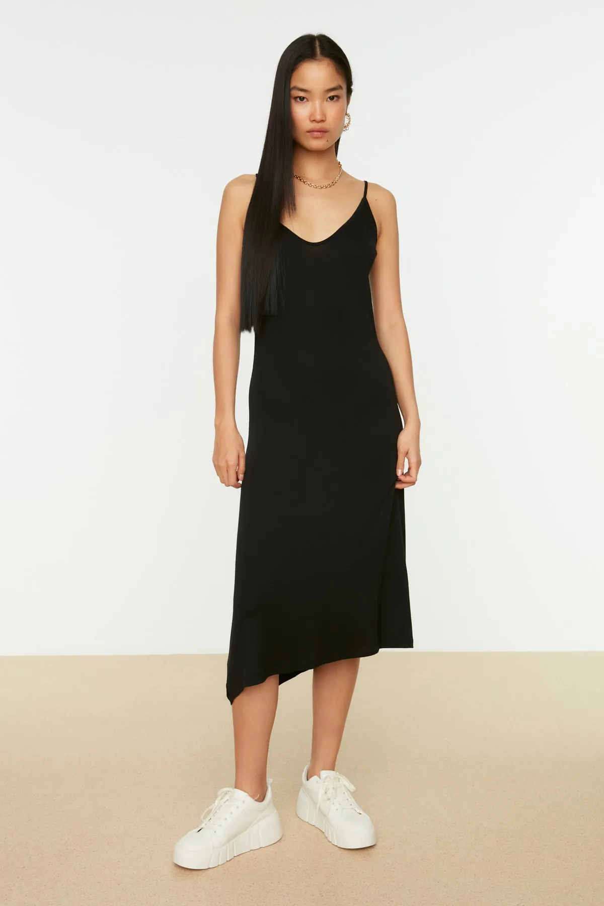 Trendyol Collection  Schwarzes Etuikleid/einfarbiges Midi-Strickkleid aus Viskose mit V-Ausschnitt und Trägern TWOSS19VG0313