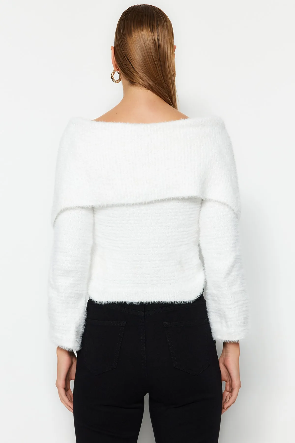 Trendyol Collection  Ecrufarbener Strickpullover mit Federn TWOAW24KZ00741