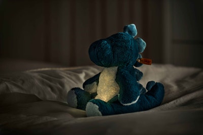 Light at Night Spott Stegosaurus, 28 cm, hellblau