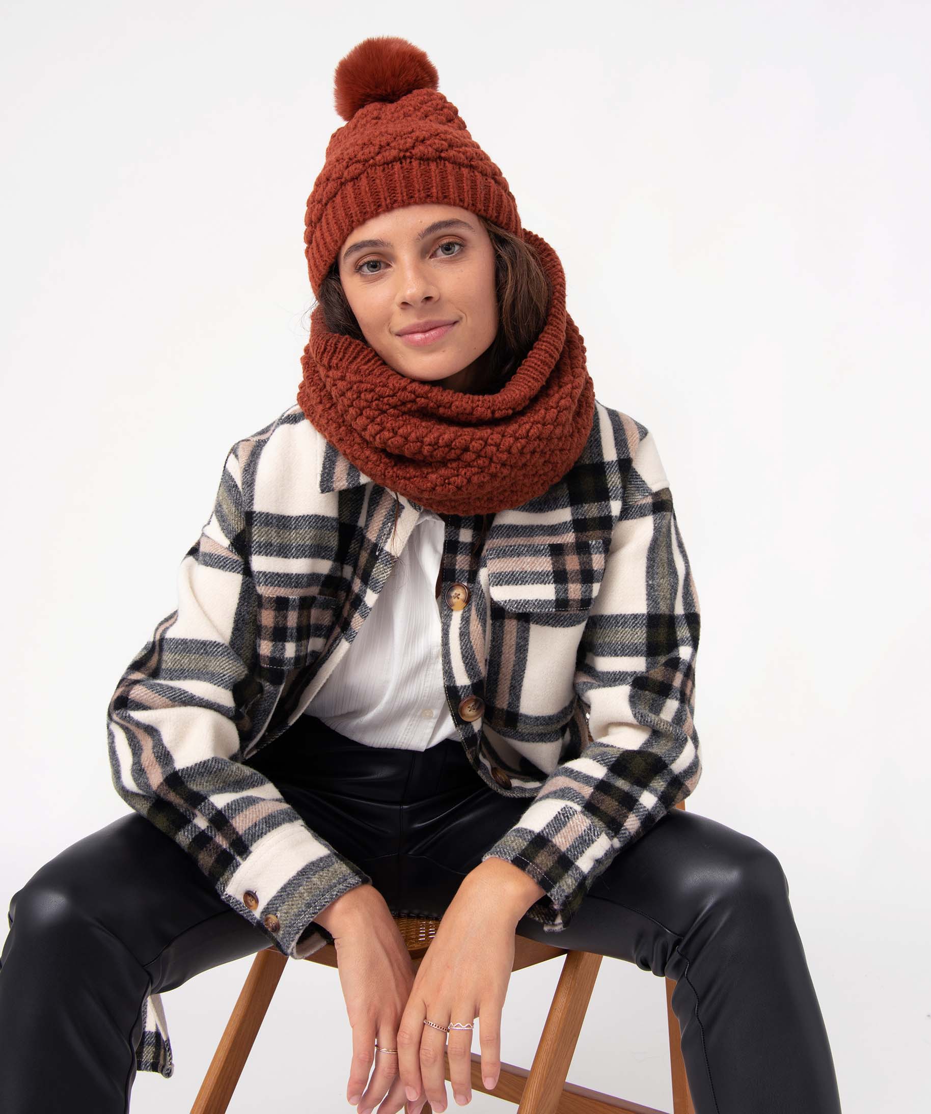 Bonnet femme en maille fantaisie avec pompon peluche orange | GEMO