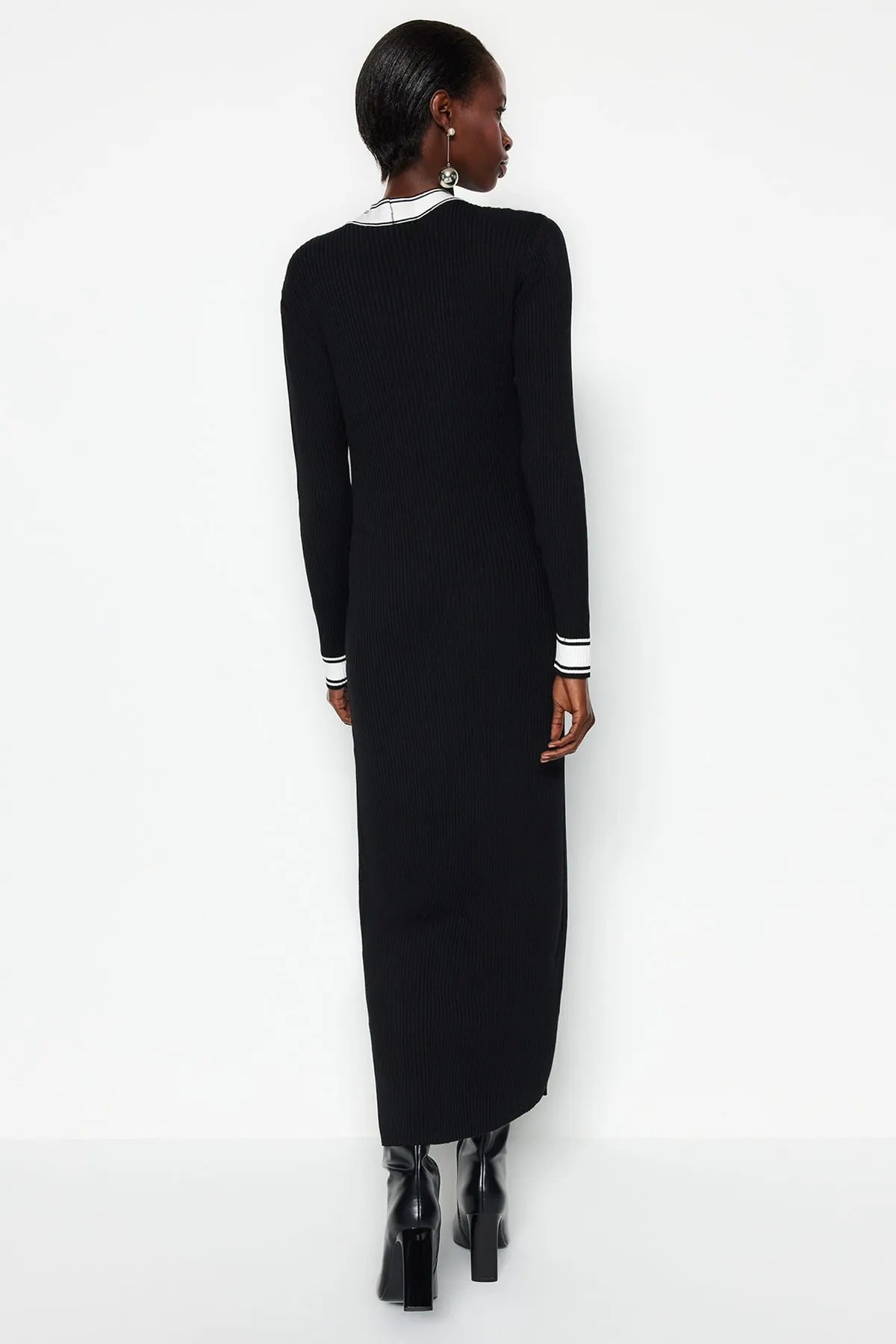 Trendyol Collection  Schwarzes Maxi-Strickkleid mit Fenster-/Cut-Out-Farbblockmuster TWOAW24EL00017