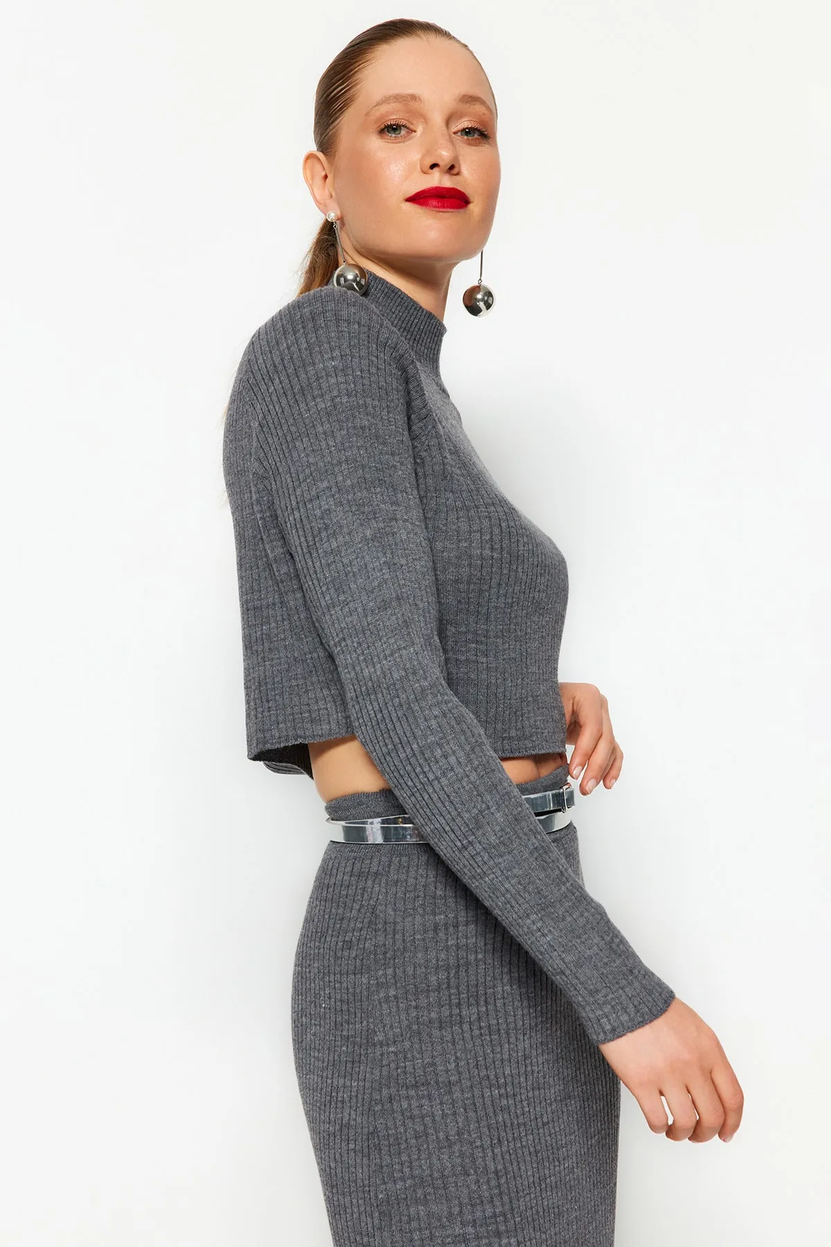 Trendyol Collection  Anthrazitfarbenes, kurzes Basic-Set aus Strickoberteil und -unterteil mit Rock TWOAW23AU00170