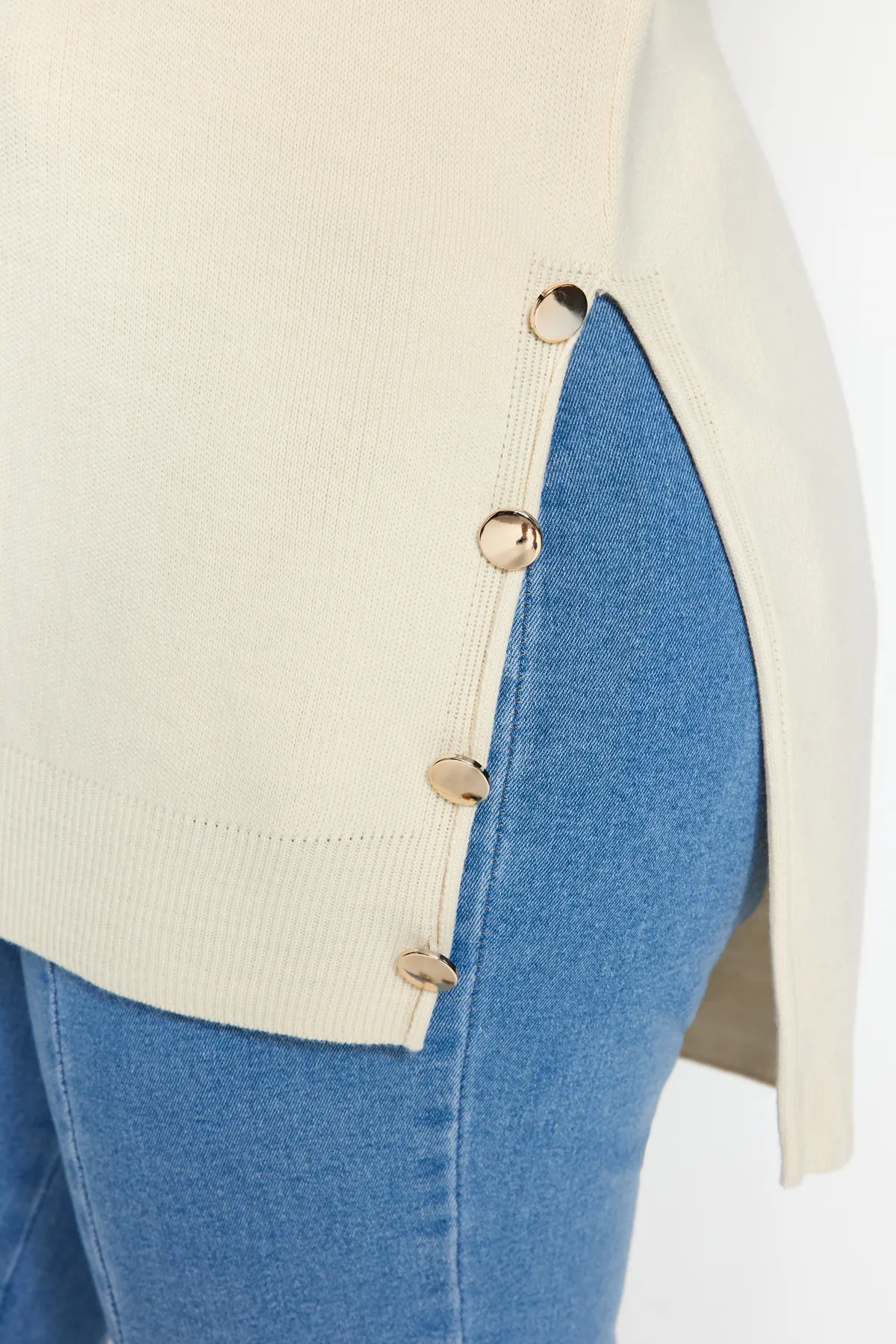 Trendyol Curve  Cremefarbener Rollkragenpullover mit Knöpfen und detailliertem Rollkragen TBBAW24AN00076