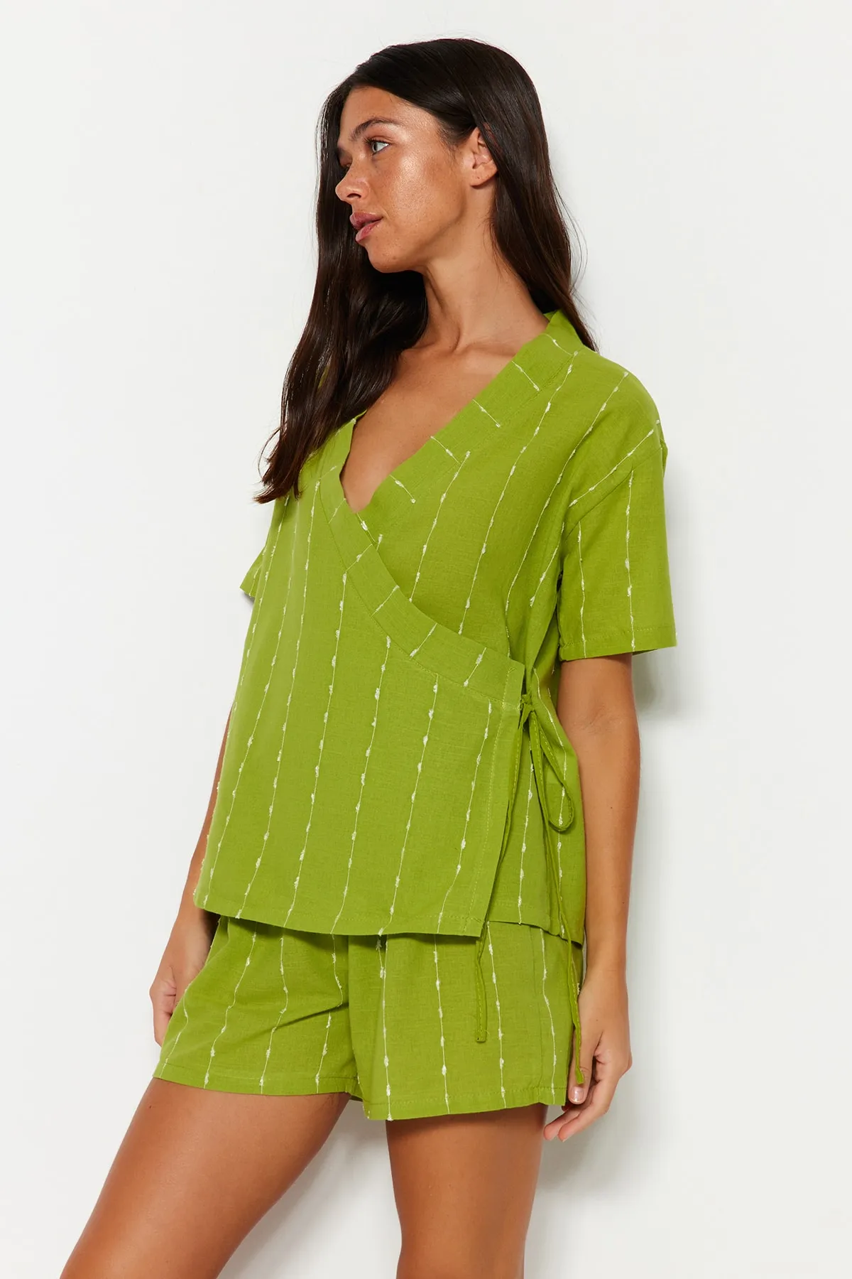 Trendyol Collection  Hellgrün gestreiftes Pyjama-Set aus 100 % Baumwolle und Viskose, weite Passform, T-Shirt und Shorts, gewebt THMSS23PT00229