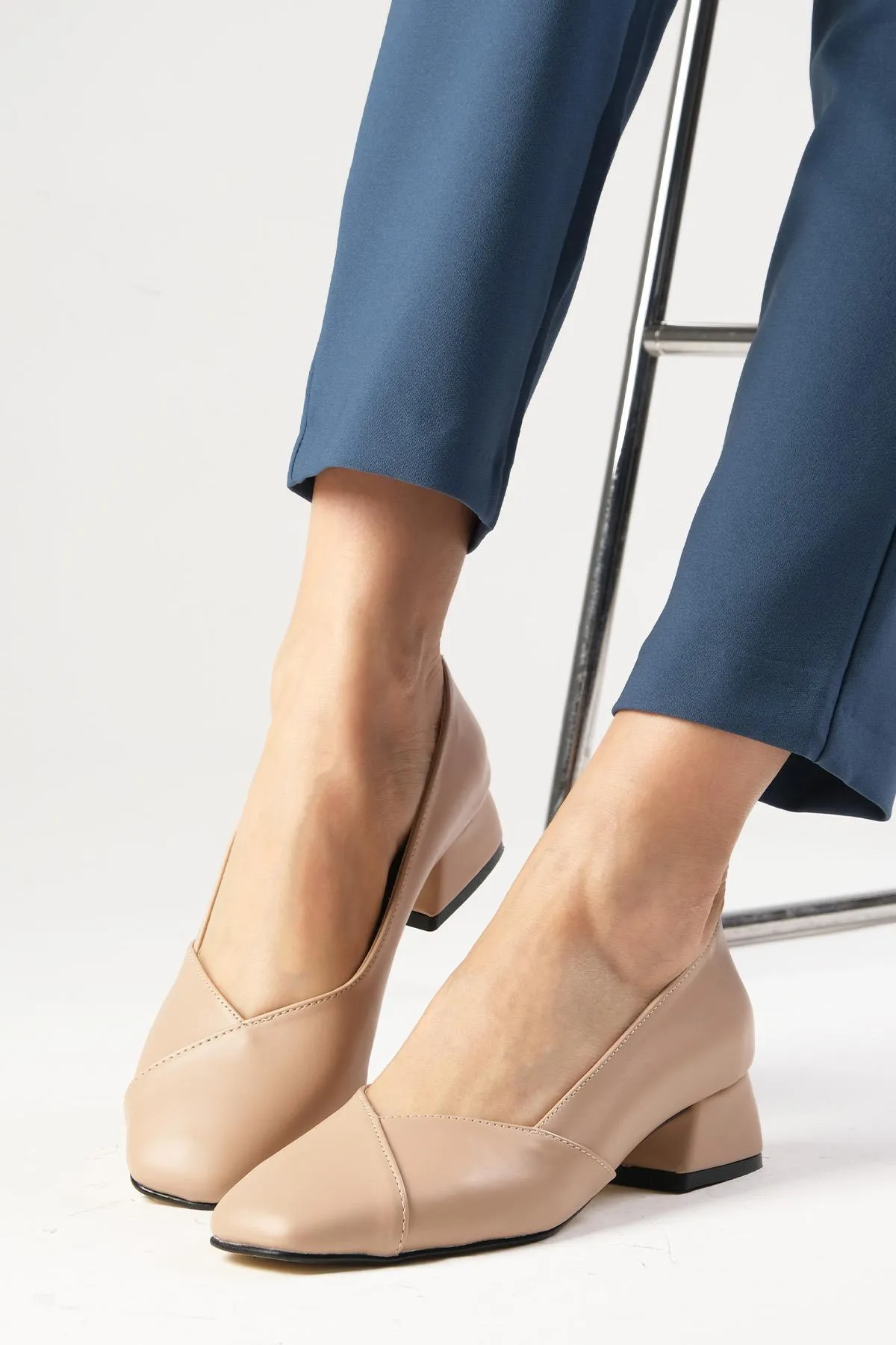 Mio Gusto  Addison Nudefarbene Damenschuhe mit stumpfer Zehenpartie und kurzem Absatz
