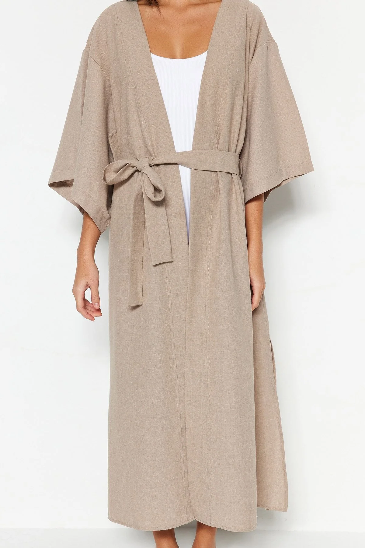 Trendyol Collection  Beigefarbener, gewebter Maxi-Kimono und Kaftan in Leinenoptik mit Gürtel TBESS23KM00058