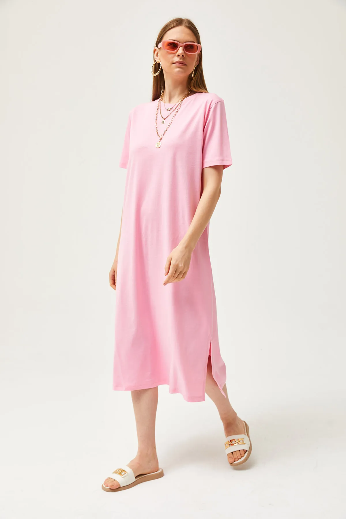 Olalook  Rosafarbenes Oversize-Baumwollkleid mit seitlichem Schlitz für Damen ELB-19001880