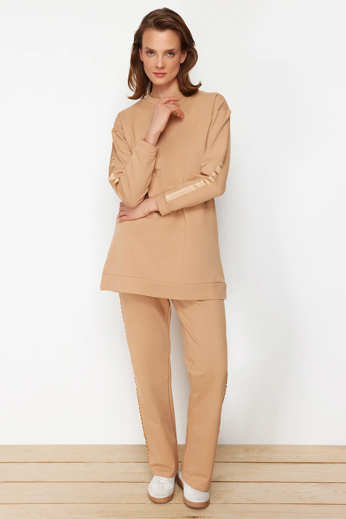 Trendyol Modest  Detailliertes Strick-Trainingsanzug-Set mit Nerzstreifen TCTAW23EN00049