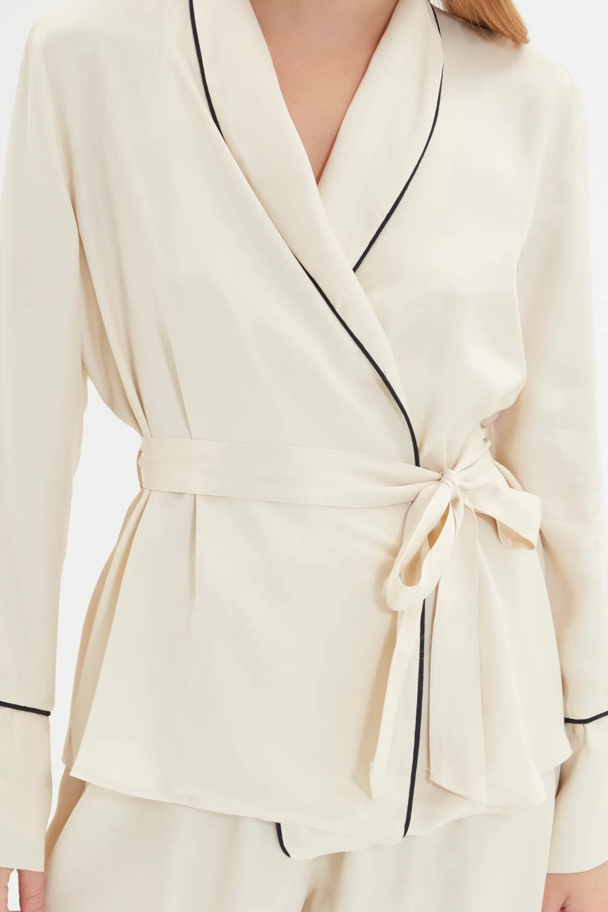 Trendyol Collection  Beiges, zweireihiges Pyjama-Set aus Viskose-Hemd und -Hose mit Paspelierung THMAW22PT1109