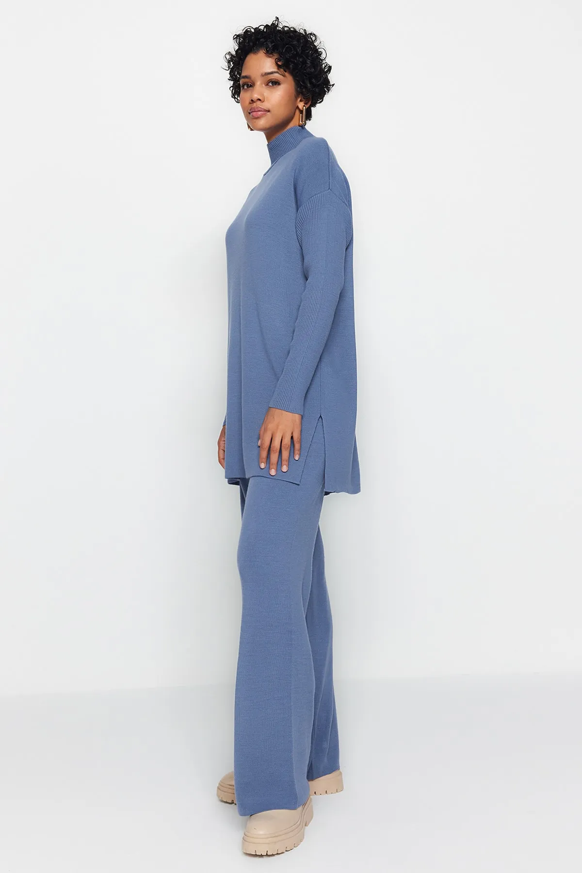 Trendyol Modest  Indigoblaues Strickoberteil-Set mit Schlitz und weitem Bein TCTAW24US00028